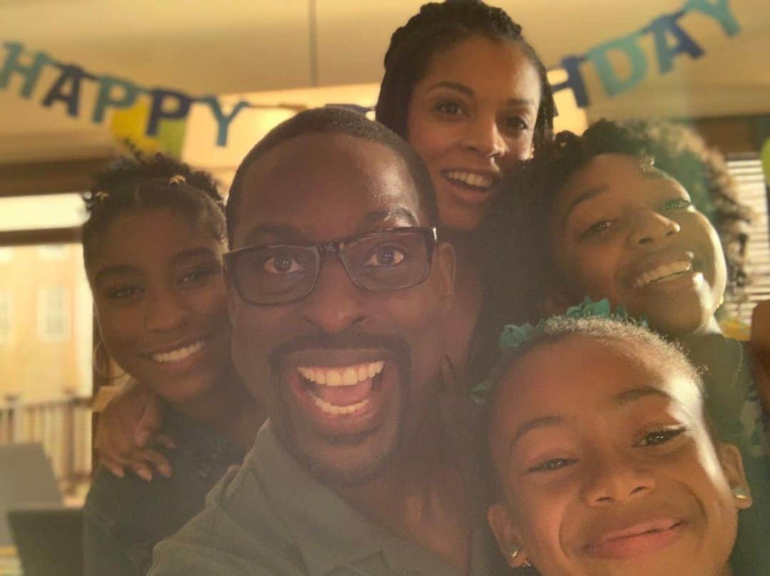 E! Onlineさんのインスタグラム写真 - (E! OnlineInstagram)「We’ll be over here waiting for Randall and Beth Pearson to adopt us. That's all. (📷: @sterlingkbrown)」7月20日 6時01分 - enews