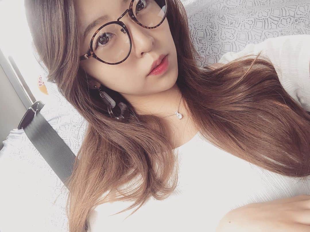 のインスタグラム：「私の目、太陽の光に本当昔から弱くて。 だからUVカットのメガネ本当👓最高ですね！！ メガネかけると疲れちゃうから結構外しちゃうけど最近は頑張ってしてる様にはしてる。シバシバなって目が辛くなるよりはマシだしね♪.. #メガネ女子 #メガネ #眼鏡 #uv #uvカット #uv対策  #紫外線対策」
