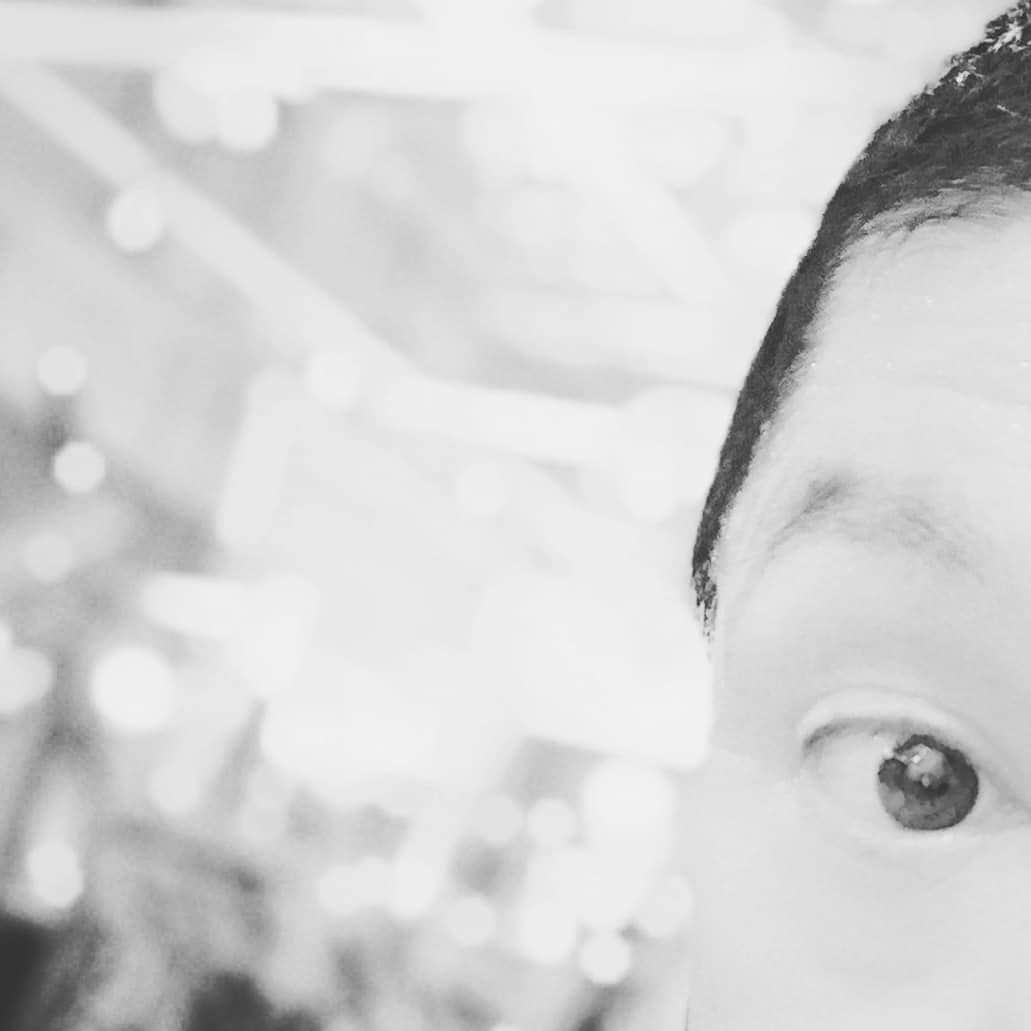 松本隆博のインスタグラム：「。 京都アニメーション放火事件が胸が痛い、痛すぎて何も手につかない…きっと皆若く家族がある人もきっと若いだろう。アニメと言えば日本が世界に誇る文化であり作品によって沢山の希望と勇気と元気を世界に届けていたに違いなく日本の若者にも 生きる勇気に繋がった人も少なくない。ほんと辛い、、 亡くなられた方々はきっと日々勉強し努力し中には納期に追われ自宅にも描画の練習後が沢山あるだろう…ノートには作品のアイデアやヒントなど書き込んであるだろう。将来の夢を持ち、アニメで沢山の人を元気にしたく毎日毎日努力してただろう……中には愛する人がいて会う日を糧に仕事をしてる人もいただろう。 冷蔵庫には夜食べる夜食や牛乳も入ってるだろう…夏休みの旅行を予約済で楽しみにしてる人もいるだろう。テレビ予約してる人もいるだろう…誰かに愛してる！と伝えたかった人もいるだろう…その日休みたくてでも皆に迷惑かかるから無理を押して出社した人もいるだろう……新しくパソコンを買った人もいるだろう……沢山沢山沢山沢山沢山沢山沢山沢山沢山沢山沢山沢山沢山沢山沢山沢山沢山沢山沢山沢山沢山沢山沢山沢山沢山沢山沢山沢山沢山沢山 やりたい事あっただろう。  悲しくてもうやるせない」
