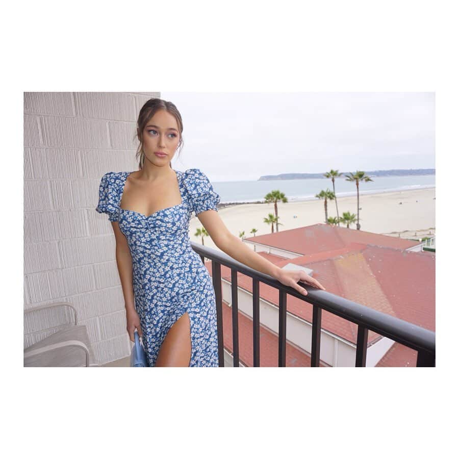 アリシア・デブナム・キャリーのインスタグラム：「For good measure. 🕊🐚 @jennakristina @bobbyeliot @sweetbabyjamie #feartwd」