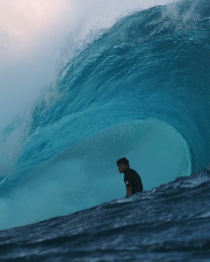 のインスタグラム：「This project came out insane, stoked for my brother.  @nathan_florence chased Southern Hemisphere swells all over the world last summer.  Can’t wait to get on one of these trips with him soon.」