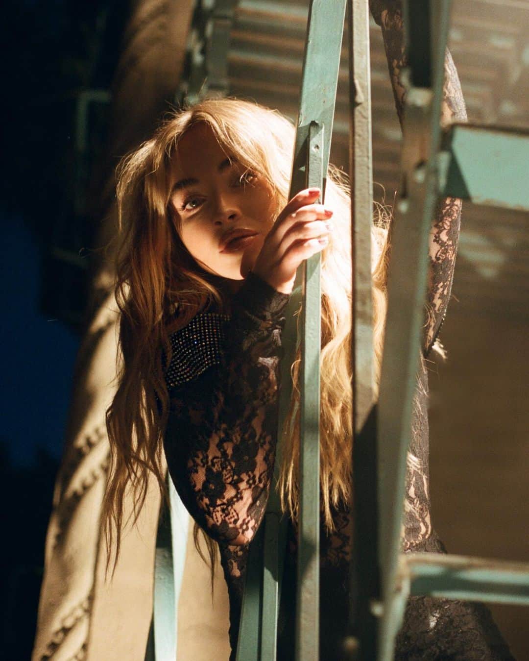 サブリナ・カーペンターのインスタグラム：「link in bio to listen 🖤 #SingularAct2」