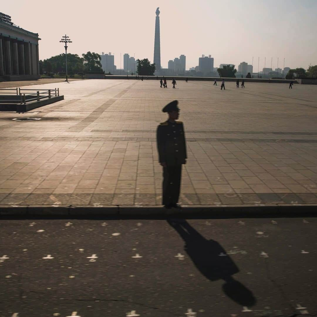 ナショナルジオグラフィックさんのインスタグラム写真 - (ナショナルジオグラフィックInstagram)「Photo by David Guttenfelder @dguttenfelder | A North Korean soldier stands in front of Kim Il Sung Square in Pyongyang. The painted coordinates on the street and square mark the marching steps made during mass military parades held in the capital city. Please follow me @dguttenfelder for an inside look at North Korea, where I have been traveling and photographing for the past 19 years.」7月20日 6時34分 - natgeo