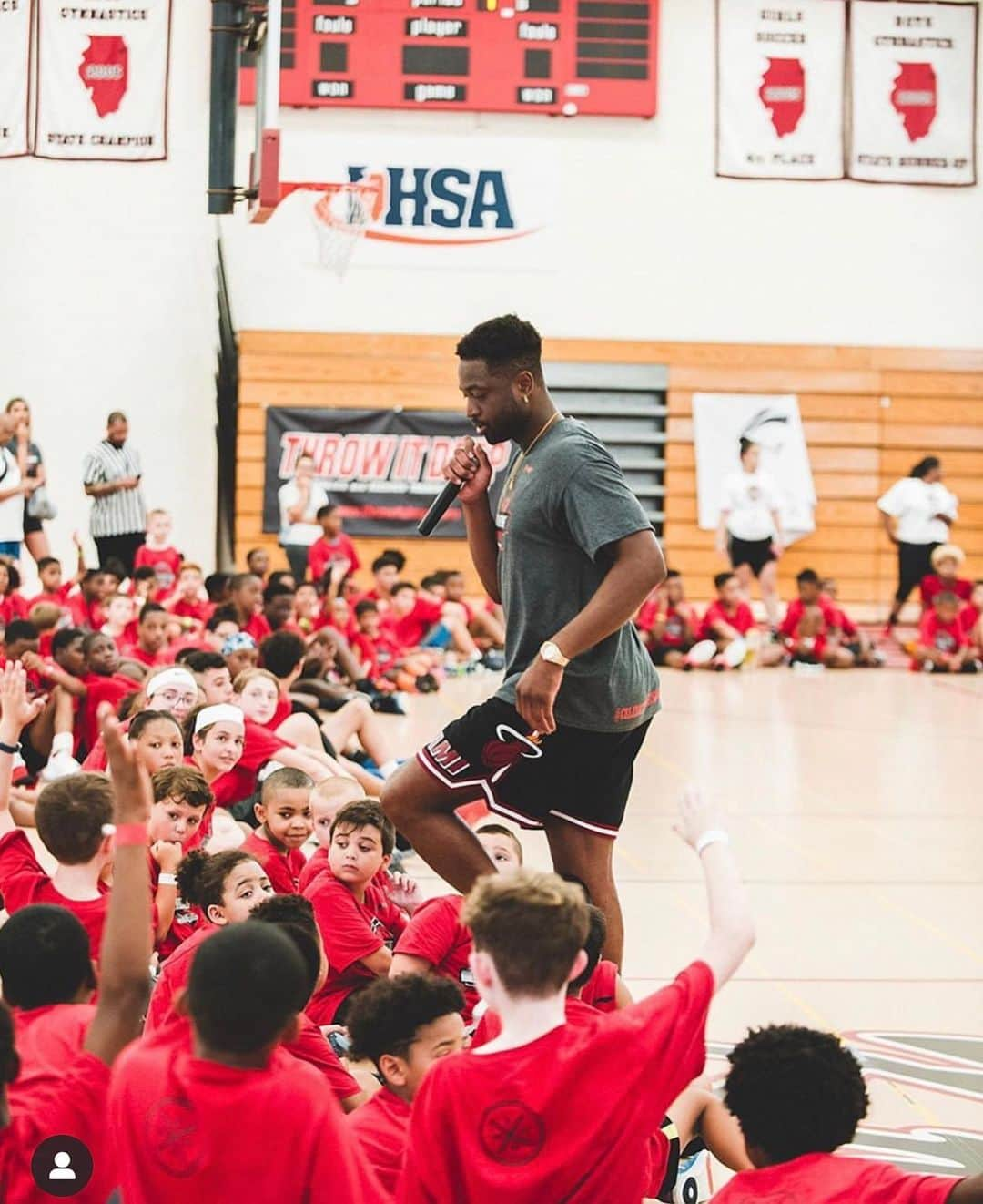 ドウェイン・ウェイドさんのインスタグラム写真 - (ドウェイン・ウェイドInstagram)「Day 1 of my Chicago camp @celebritysportsacademy is in the books. It’s HOT out and inside but we still making it happen. From Basketball, Football, Soccer and Cheer! Big thanks to @chicagosky player @1_born_queen & @chicagoredstars player @agilli16 for coming thru speaking and interacting with the kids!」7月20日 7時05分 - dwyanewade