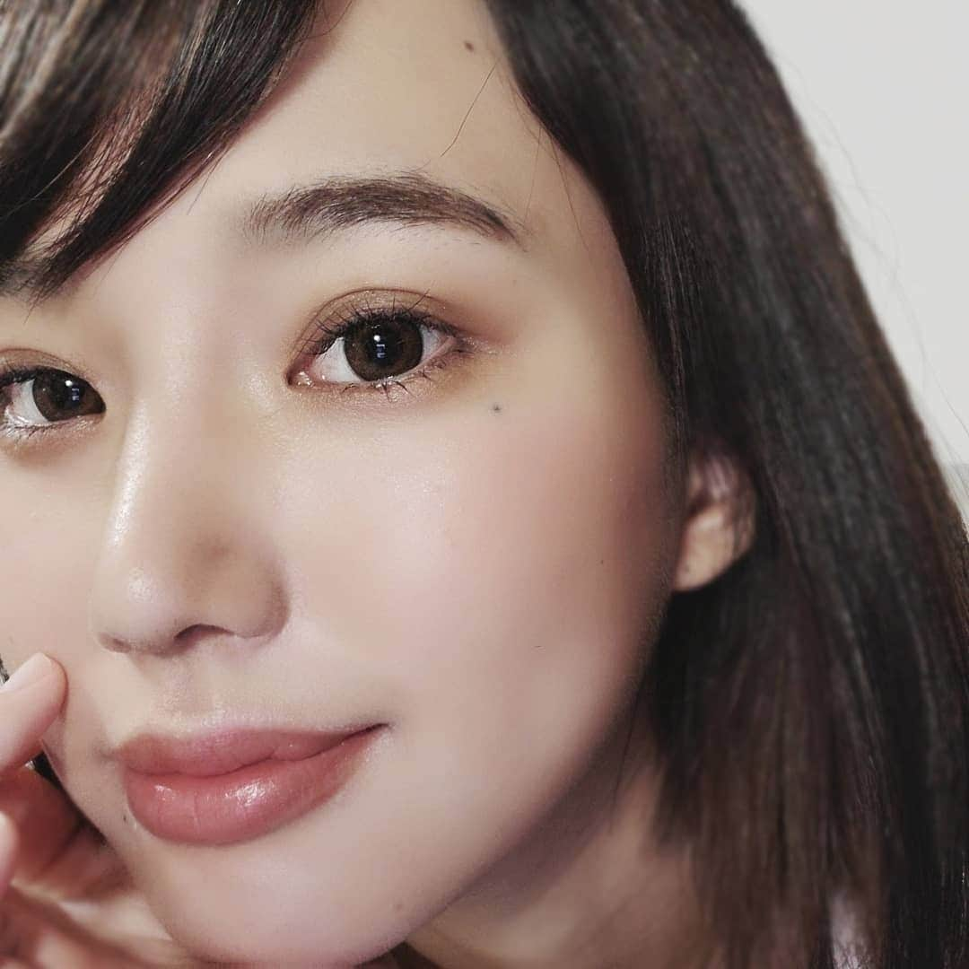 保坂玲奈さんのインスタグラム写真 - (保坂玲奈Instagram)「👀 . 家ではクーラーはつけず dysonと除湿のみで過ごします。 . この夏これでいけるかなー🤔 . . マツエクはあやさん♡ @_aya_s_3 . アイラインは無し。 アイシャドウは最近ラメなしの マットなタイプを買って ベースはブラウンをのせて、 ポイントでオーソドックスなアイシャドウを 使って少しだけボルドーをのせるのがすき。 . . カラコンは最近明るい発色にハマってるよ〜 色素薄い系なにかいいのないかなー😯 . . .  #マツエク #マツエクデサイン #Cカール #ぱっちりお目目 #時短 #時短メイク #カラコン #まつげエクステ #アイデザイン #美容 #selfie」7月20日 6時59分 - __renao_0707