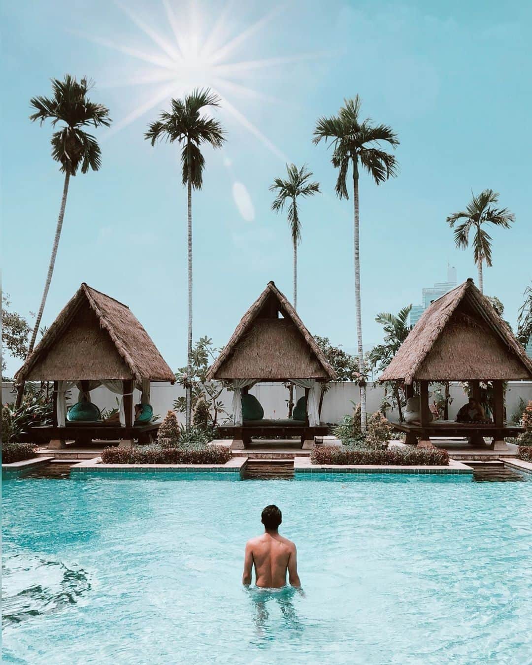 リッツ・カールトンさんのインスタグラム写真 - (リッツ・カールトンInstagram)「Clear skies and crystal waters – the perfect combination for a day in the sun at The Ritz-Carlton #Jakarta, #MegaKuningan. ⁣⁠ ⁣⁠ #Indonesia #SoutheastAsia #Sunshine #BlueSkies #PalmTrees #Pool #SwimmingPool #Summer #Getaway #Vacation #SummerVacation #Travel #Travelgram #InstaTravel #TravelDiaries #RCPartner via – @jejakbayuubay」7月20日 7時00分 - ritzcarlton