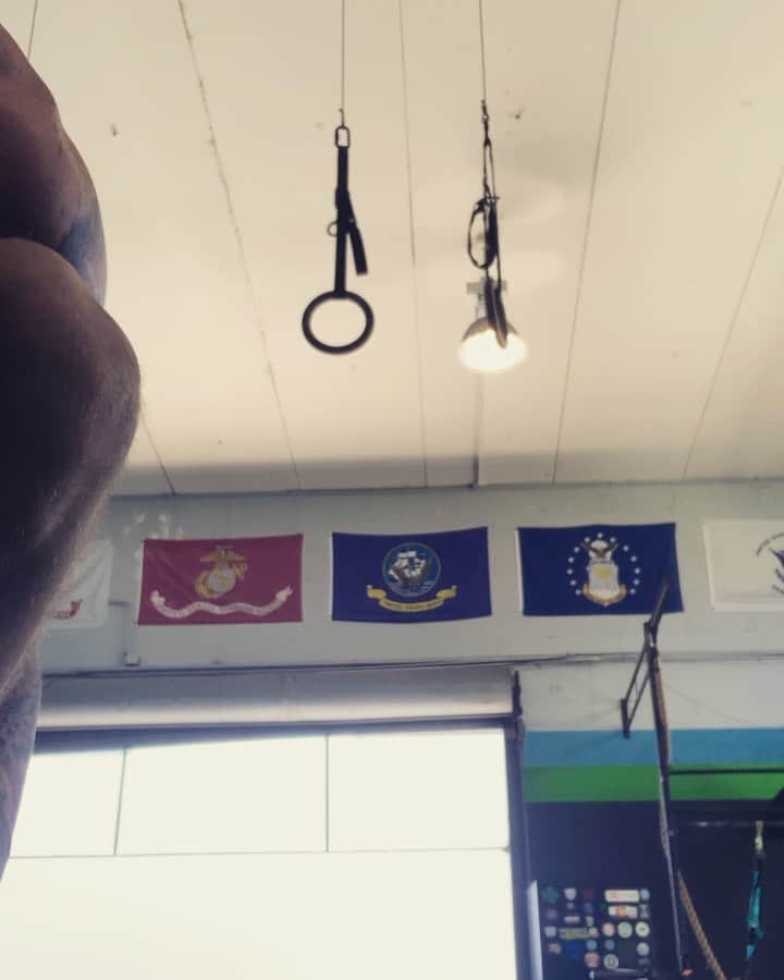 ザッキー・ヴェンジェンスのインスタグラム：「Working on those one arm pull-ups 😂🤙🏻♻️🎸🌴🍹 #alohafriday #pullups #watchoutmoms #kailua #crossfit #fitness #absfordays #rings #tattoos #noshirt #hungover #letsgo #rings #gymnastics」