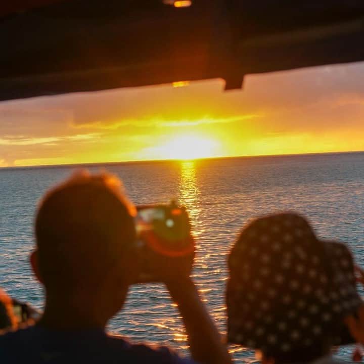 Luxury Cruise by Captain Bruceさんのインスタグラム写真 - (Luxury Cruise by Captain BruceInstagram)「今週始めのサンライズツアー。早朝の美しさに皆様感動されていました^^⁠ ⁠ ☺️✨　⁠ ⁠ ⁠ #captainbruce #sandbar #kaneohe #hawaii #oahu #oahulife #vacation #sunrise #ahuolaka #キャプテンブルース #天国の海ツアー #天国の海 #アフオラカ #ハワイ大好き #日の出 #絶景 #朝」7月20日 7時05分 - cptbruce_hi