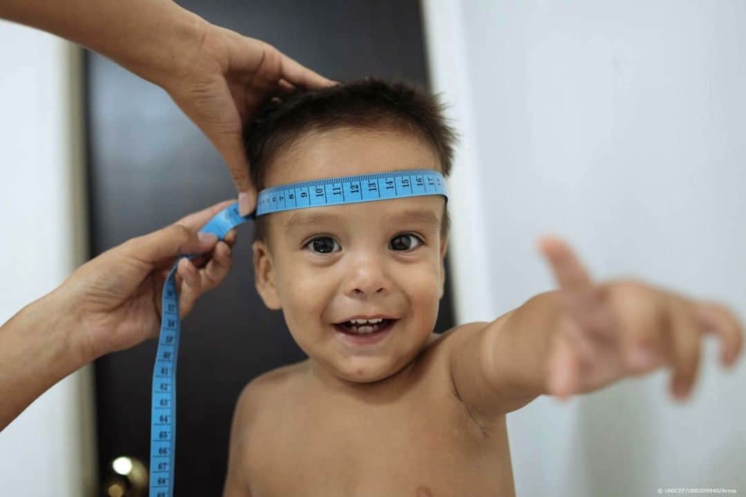 unicefさんのインスタグラム写真 - (unicefInstagram)「This ball of sunshine is getting a check-up at a UNICEF-supported medical centre in Cúcuta, Colombia ☀️. Every day, about 40 migrant children receive their vaccinations in this centre near the border with Venezuela. #AChildIsAChild © UNICEF/UN0309940/Arcos」7月20日 7時10分 - unicef