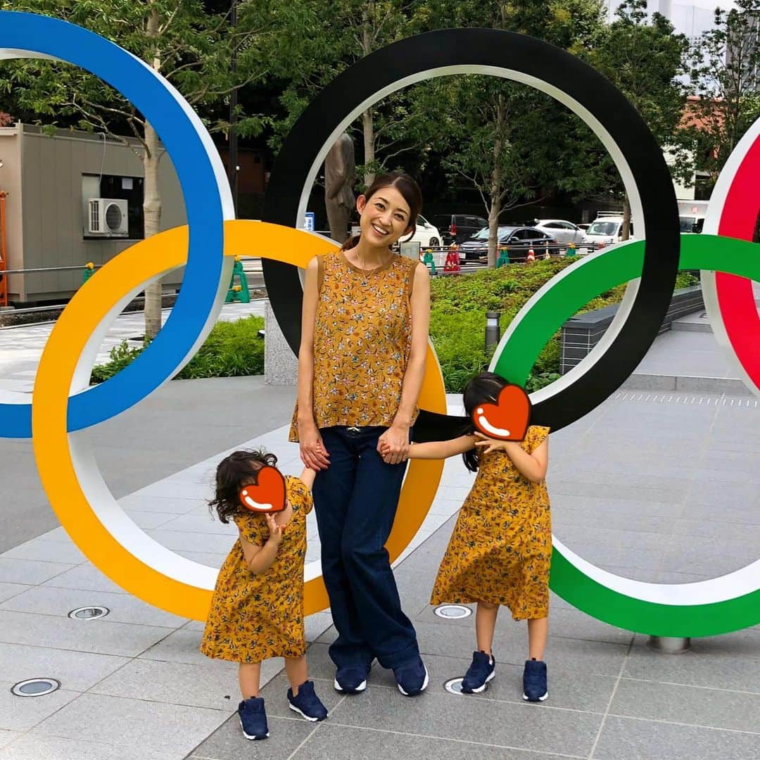 小沢真珠さんのインスタグラム写真 - (小沢真珠Instagram)「昨日から幼稚園は夏休み！夏休み初日は上の娘が好きな恐竜のイベント「恐竜どうぶつ園」に行ってきました♪親子3人お揃いのお洋服&スニーカーで❤︎ #姉妹コーデ#親子コーデ#お揃い#2歳#天パ#4歳#コズレ#ママリ#親バカ部#姉妹ママ#女の子ママ#ベビフル#sisters#instakids #恐竜どうぶつ園#恐竜好き#恐竜女子#恐竜 #恐竜好きと繋がりたい #幼稚園#夏休み#夏の思い出」7月20日 7時27分 - maju_ozawa