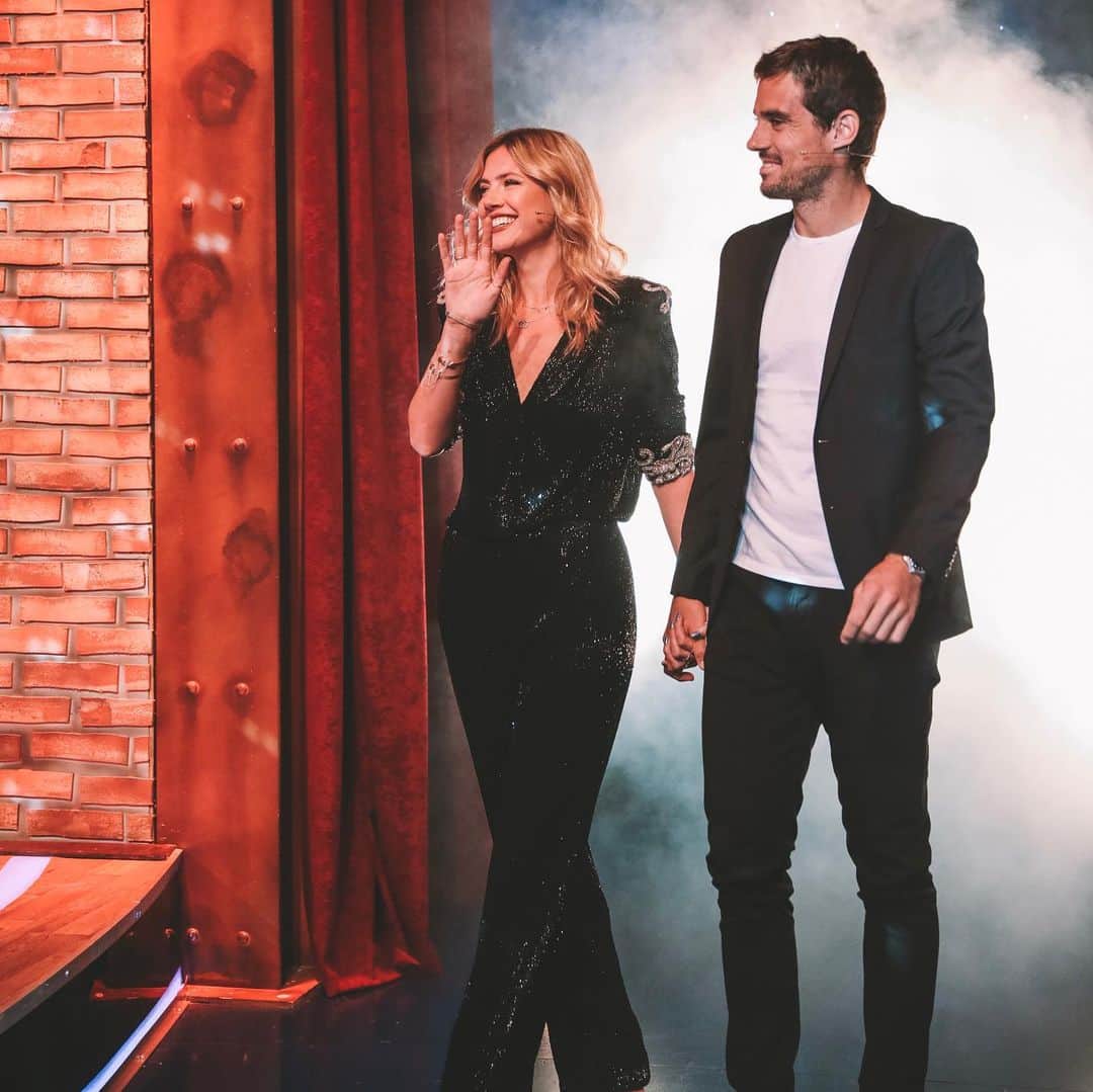 ギド・ページャのインスタグラム：「Les dejo fotos y un video de nuestra visita a @netxfox con @germanpaoloski 💪😊 lo vieron?? Gracias @bowenlondonuk y @micafaiman por el look 👀 🎬 @juanchiroisman @claritacao」