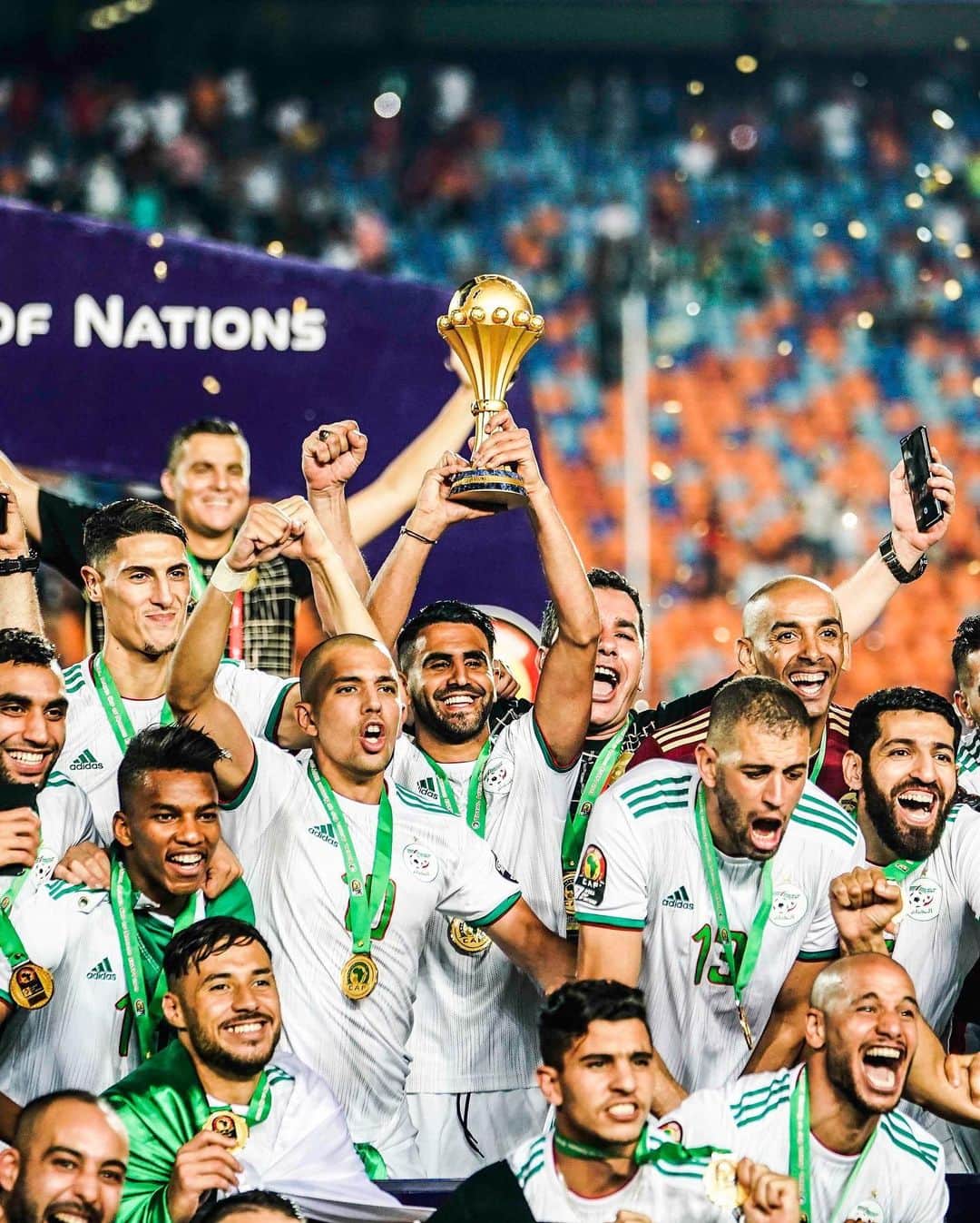リヤド・マフレズのインスタグラム：「Fier d'avoir été le capitaine de cette équipe & des millions d'Algériens qui nous ont supportés jusqu'au bout partout dans le monde 🇩🇿💚 Champions d'Afrique !!!! Tahia Djazair #elhamdulillah #TeamDZ」