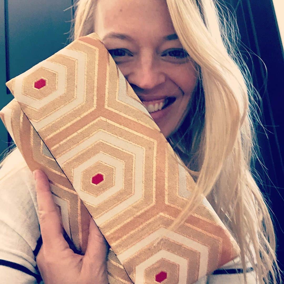 ジェリー・ライアンのインスタグラム：「Thank you for my beautiful new goody, @refashioned !! ❤️ I love the idea behind this amazing company -- they make gorgeous sustainable bags & accessories from up-cycled vintage kimono fabrics. So it's like throwing the planet a big kiss too! 💋🌎❤️😘」