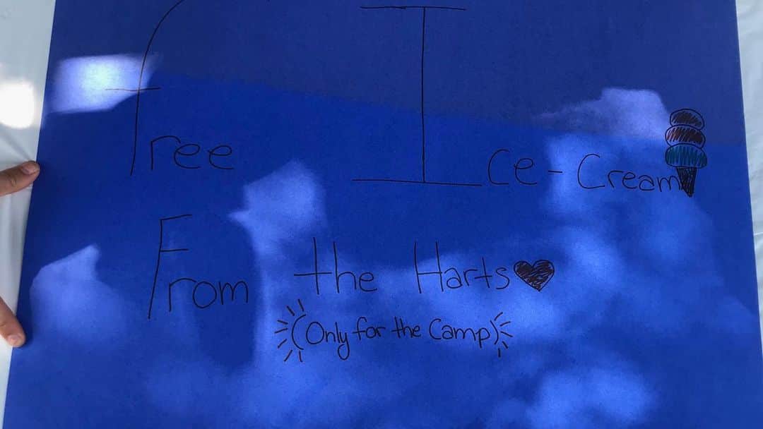 ケビン・ハートさんのインスタグラム写真 - (ケビン・ハートInstagram)「So Proud of my damn kids...So I get to work today and we were greeted by a group of amazing camp kids that had signs up that said We love you Kevin Hart & bunch of other really nice things. These messages were all hand written on huge poster boards....after we took pictures and said our hello’s I told the camp kids that I would treat them to some ice cream....I challenged my kids to get it done and they responded to the challenge. They Found a ice cream place “Wild Willy’s” & got them to come to the location so they could hand deliver the ice cream to the kids themselves....they even made a sign 😂😂😂😂. These are the priceless moments that you hold onto. Job well done.... #Harts」7月20日 7時43分 - kevinhart4real