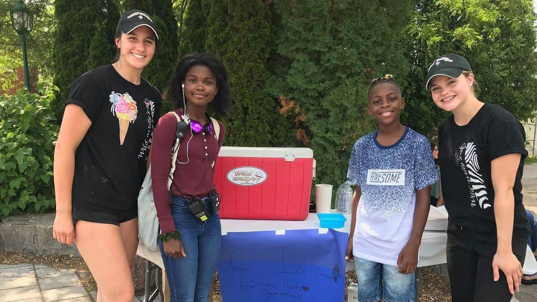 ケビン・ハートさんのインスタグラム写真 - (ケビン・ハートInstagram)「So Proud of my damn kids...So I get to work today and we were greeted by a group of amazing camp kids that had signs up that said We love you Kevin Hart & bunch of other really nice things. These messages were all hand written on huge poster boards....after we took pictures and said our hello’s I told the camp kids that I would treat them to some ice cream....I challenged my kids to get it done and they responded to the challenge. They Found a ice cream place “Wild Willy’s” & got them to come to the location so they could hand deliver the ice cream to the kids themselves....they even made a sign 😂😂😂😂. These are the priceless moments that you hold onto. Job well done.... #Harts」7月20日 7時43分 - kevinhart4real