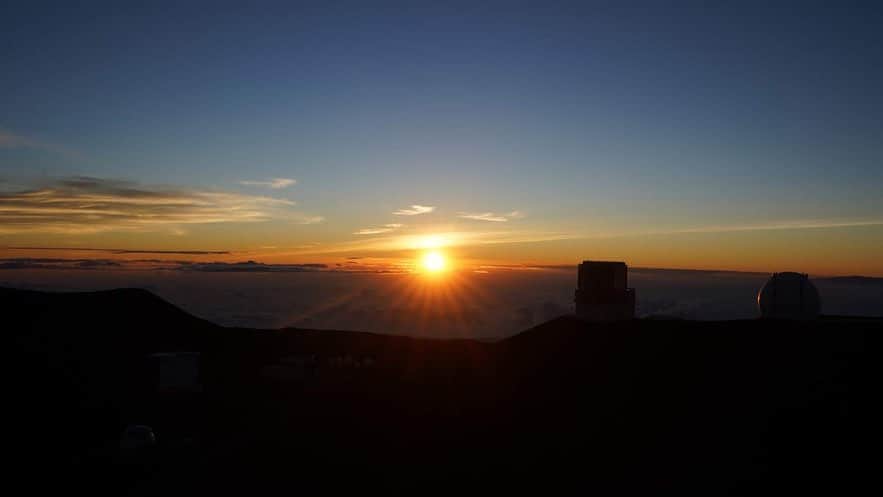 大出千尋さんのインスタグラム写真 - (大出千尋Instagram)「. Big island Mauna kea🌋 . ハワイ島でのメインイベント、富士山よりも高いマウナケア山から見る、夕日と星空観測💫💫 4205mの頂上まで車で行き、地球と宇宙を肌で感じられる、夕日と星空にただただ感動🥺 景色を見て涙が出たのは、初めての体験でした🌋 (途中、興奮しすぎて意味不明なジャンプが入ります😴)」7月20日 7時44分 - chihiro_1208_offi
