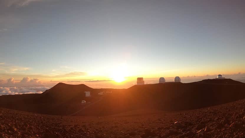 大出千尋さんのインスタグラム写真 - (大出千尋Instagram)「. Big island Mauna kea🌋 . ハワイ島でのメインイベント、富士山よりも高いマウナケア山から見る、夕日と星空観測💫💫 4205mの頂上まで車で行き、地球と宇宙を肌で感じられる、夕日と星空にただただ感動🥺 景色を見て涙が出たのは、初めての体験でした🌋 (途中、興奮しすぎて意味不明なジャンプが入ります😴)」7月20日 7時44分 - chihiro_1208_offi