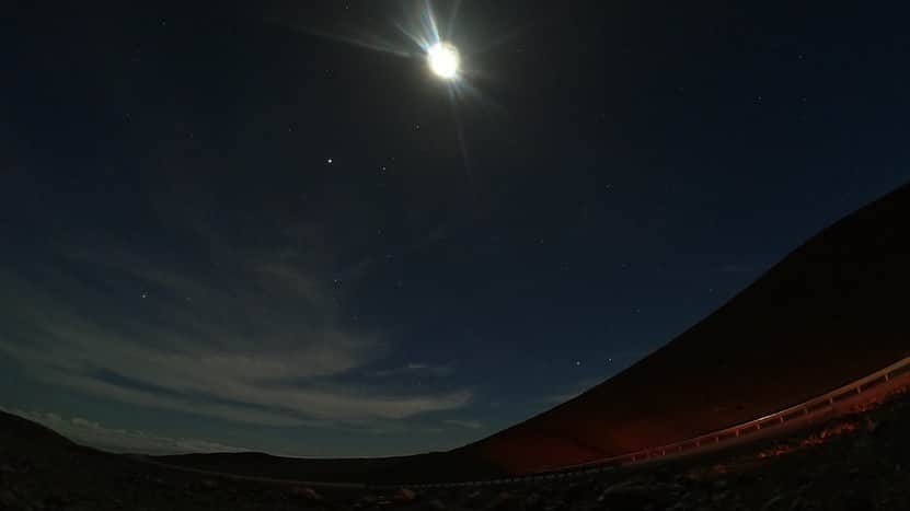 大出千尋のインスタグラム：「. Big island Mauna kea🌋 . ハワイ島でのメインイベント、富士山よりも高いマウナケア山から見る、夕日と星空観測💫💫 4205mの頂上まで車で行き、地球と宇宙を肌で感じられる、夕日と星空にただただ感動🥺 景色を見て涙が出たのは、初めての体験でした🌋 (途中、興奮しすぎて意味不明なジャンプが入ります😴)」