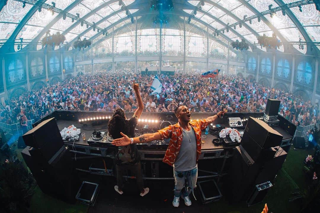 サネリー・ジェームズのインスタグラム：「Wow! Incredible atmosphere at our @sexybynature_official stage @tomorrowland. Can’t thank you enough for all the love and support! This is why we’re doing this!!! See you next week at the mainstage... MUCH LOVE!! ♥️」