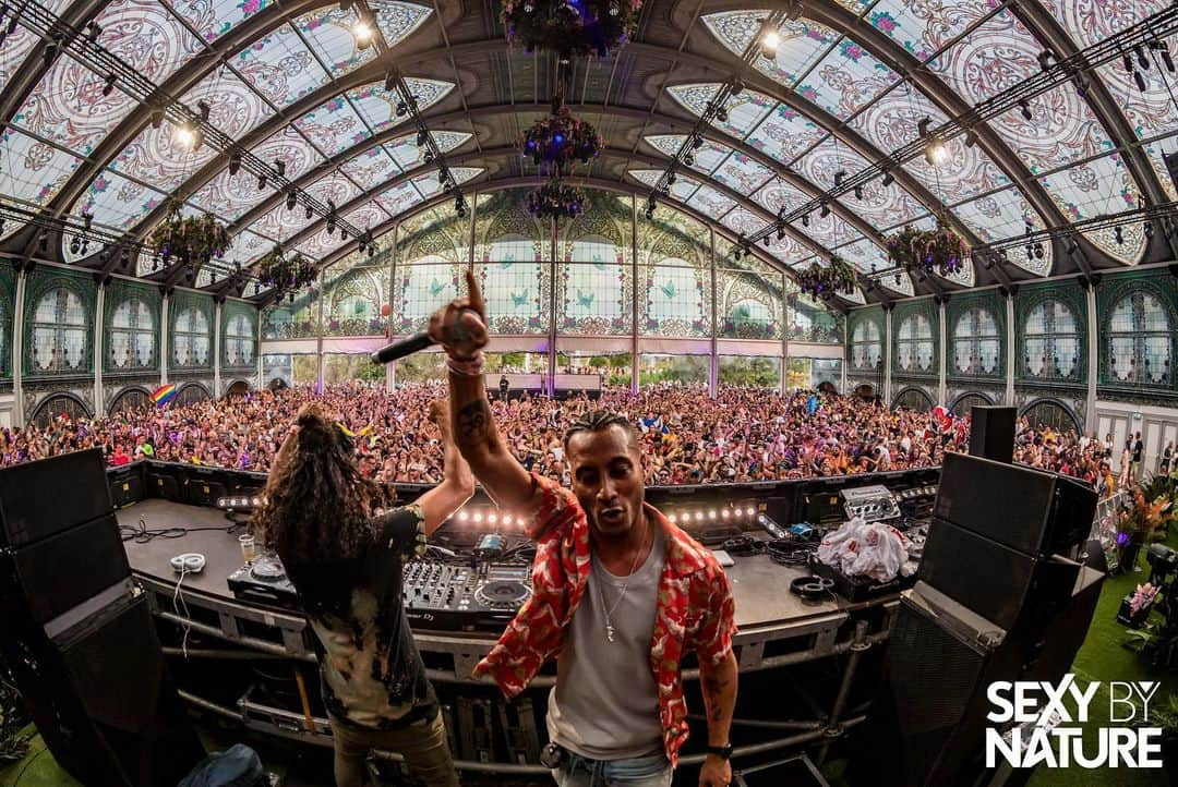 サネリー・ジェームズさんのインスタグラム写真 - (サネリー・ジェームズInstagram)「Wow! Incredible atmosphere at our @sexybynature_official stage @tomorrowland. Can’t thank you enough for all the love and support! This is why we’re doing this!!! See you next week at the mainstage... MUCH LOVE!! ♥️」7月20日 7時46分 - sunneryjames