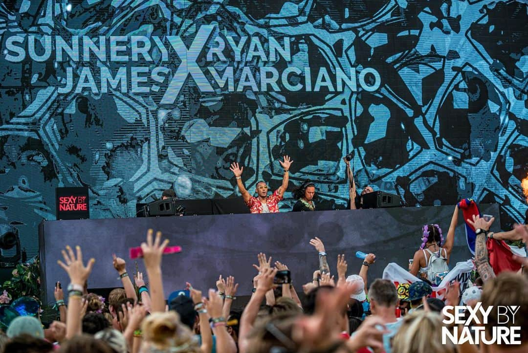 サネリー・ジェームズさんのインスタグラム写真 - (サネリー・ジェームズInstagram)「Wow! Incredible atmosphere at our @sexybynature_official stage @tomorrowland. Can’t thank you enough for all the love and support! This is why we’re doing this!!! See you next week at the mainstage... MUCH LOVE!! ♥️」7月20日 7時46分 - sunneryjames