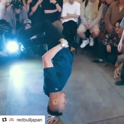 のインスタグラム：「狭くても踊れます🔥 Of course I can dance small place 😏  @redbulljapan @redbulldance @redbullbcone @slicendice.tokyo @pizza_slice_tokyo #redbulldancetour #bboytaisuke」