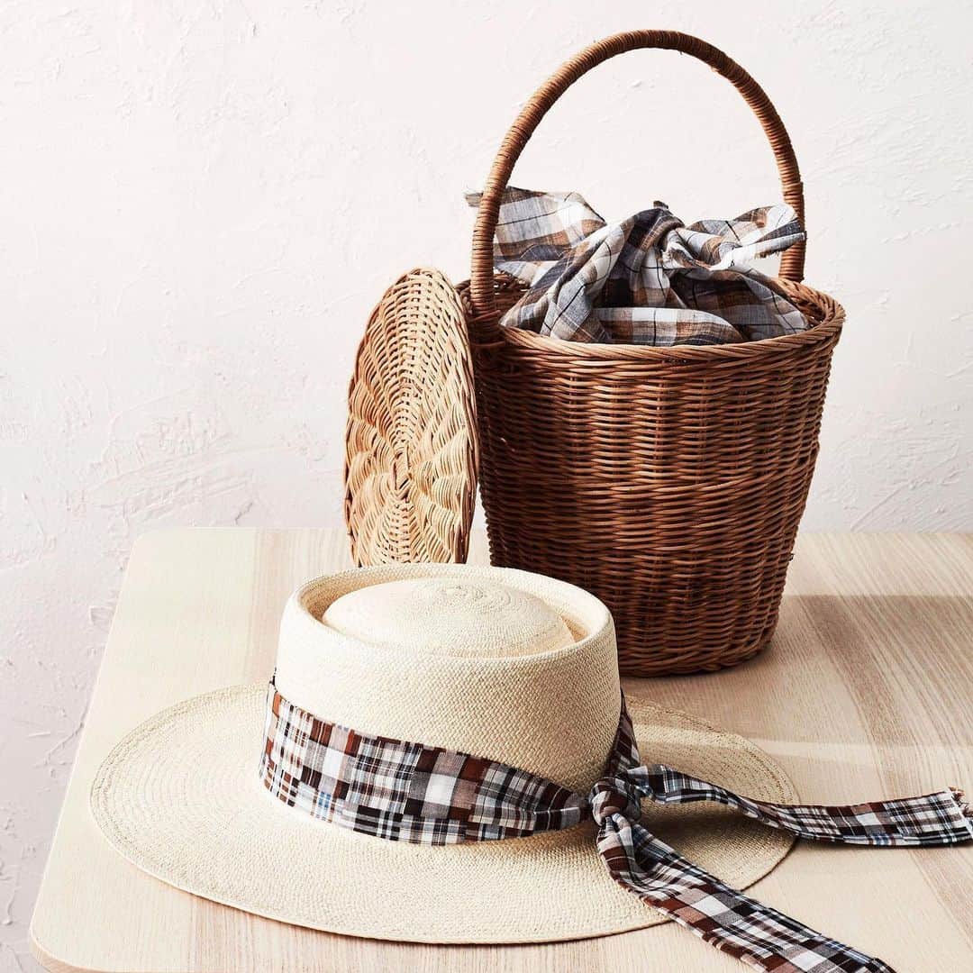 マーサ・スチュワートさんのインスタグラム写真 - (マーサ・スチュワートInstagram)「Don't toss out any leftover fabric; use it to dress up a summer hat or a bag! 👒 Snip scrap into a square, and fray the edges by gently pulling few loose threads. Then tuck it into a basket, which you can carry as a purse or chic lunch bag. To customize sun hat (or tote, or keychain, or suitcase handle), fold over a narrow length of fabric and hem the unfolded edge, fray the ends, and tie it on like a ribbon. Just like that, you'll be able to spot your stuff in seconds at the neighborhood pool—or airport baggage claim. Get more ideas (featured in our July/August issue) for using this summer fabric at the link in bio. 📷: @lennartweibull | styled + created by: @lornaaragon」7月20日 8時00分 - marthastewart