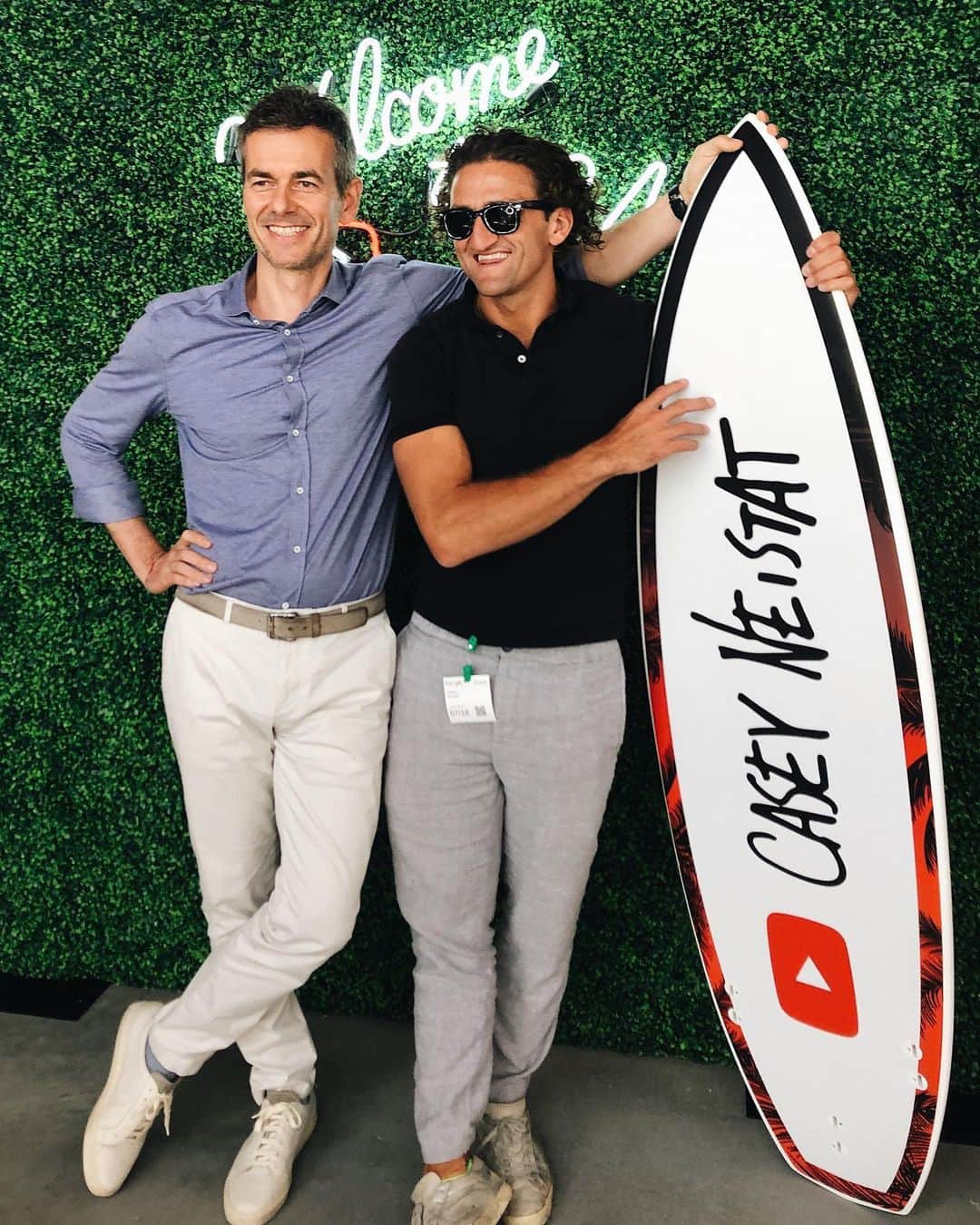 YouTubeさんのインスタグラム写真 - (YouTubeInstagram)「Surf lessons for @rkyncl courtesy of @caseyneistat... 👀 Welcome to the West Coast!」7月20日 8時09分 - youtube