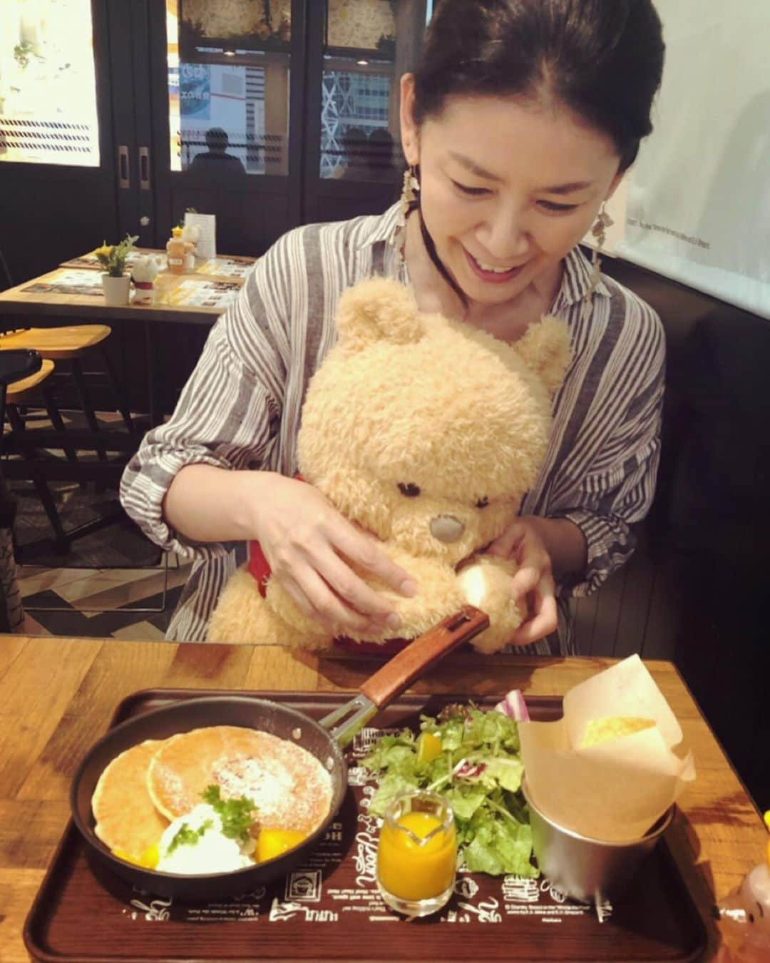 睦さんのインスタグラム写真 - (睦Instagram)「きたーーーっ😍  今年も、プーさんの はちみつカフェ。  今回は、気合い入れて 夏休み直前の初日にっ。  今回も、 みかちゃんが、 付き合ってくれました。  いつも、ありがと😊  今年も、 ビッグ・プーさんと再会。  去年は、映画 「プーと大人になった僕」の イメージで赤の印象でしたが。  今年は、新柄の ボタニカル・プーさんで 黄色の印象。  ただ。  今日は、奇跡的に 空いててびっくり😳  カフェも今日は、 整理券も不要で すぐに入れましたっ。  限定の食事は、 完売してましたけどねー😵  明日以降は、 すごいんだろうなぁ。  9/30まで、 新宿に行く 楽しみが出来ました。  滅多に、 行かないけれど😅  夏休みに入るので、 ディズニーリゾートは 暑いし、 大混雑だろうし。  平日や、 土祝日の遅くなら 出たついでに、 立ち寄る事、 間違いないっす。  そして、 全メニュー制覇 したいですね。  だって、 駅上なんだもーん😘  #poohpooh  #winniethepoohday  #小田急  #honey  #プーさんといっしょキャンペーン  #くまのプーさん  #はちみつカフェ  #カフェ  #プーさんグッズ  #プーさん  #新宿  #shinjuku  #期間限定  #cafe  #pooh  #winniethepooh  #odakyu  #poohbear  #eeyore  #作詞家  #piglet  #tigger  #モデル  #ssw  #roo  #lyricist  #kanga  #model  #井上睦都実 #睦」7月20日 8時14分 - mutsumi1220