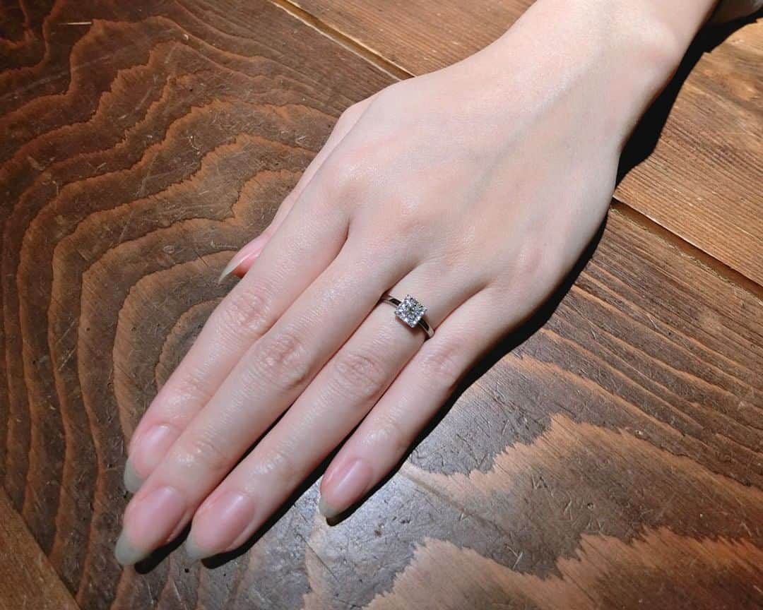 ith / イズ オーダメイド結婚指輪さんのインスタグラム写真 - (ith / イズ オーダメイド結婚指輪Instagram)「スクエアなデザインが スタイリッシュな、 婚約指輪をお仕立てしました。 . ダイヤの形は、センターが四角くて 周りには丸いかたちを。 . 目を引くけれど、婚約指輪っぽすぎず 毎日のコーディネートにも おしゃれに馴染みます。 . . ▽ 指輪について 婚約指輪：ピアッザ 0.2ct〜：328,000円〜 . . ithの指輪を  #イズマリッジ とつけて投稿してください🤳✨ 7/31(水)までInstagramキャンペーン開催中🎁🍀 . . #結婚指輪 #婚約指輪 #プロポーズ  #マリッジリング #エンゲージリング  #指輪 #ダイヤモンド #ブライダルジュエリー  #婚約 #プレ花嫁 #ペアリング #指輪選び  #ナチュラルウェディング #指輪探し #婚約指輪探し #ゴールドリング  #オーダーメイドリング #結婚式準備  #ウェディング小物#花嫁  #2019秋婚 #2019冬婚 #2020春婚 #令和婚  #一生もの #おしゃれ花嫁  #美指 #プリンセスカット」7月20日 8時25分 - ith_marriage