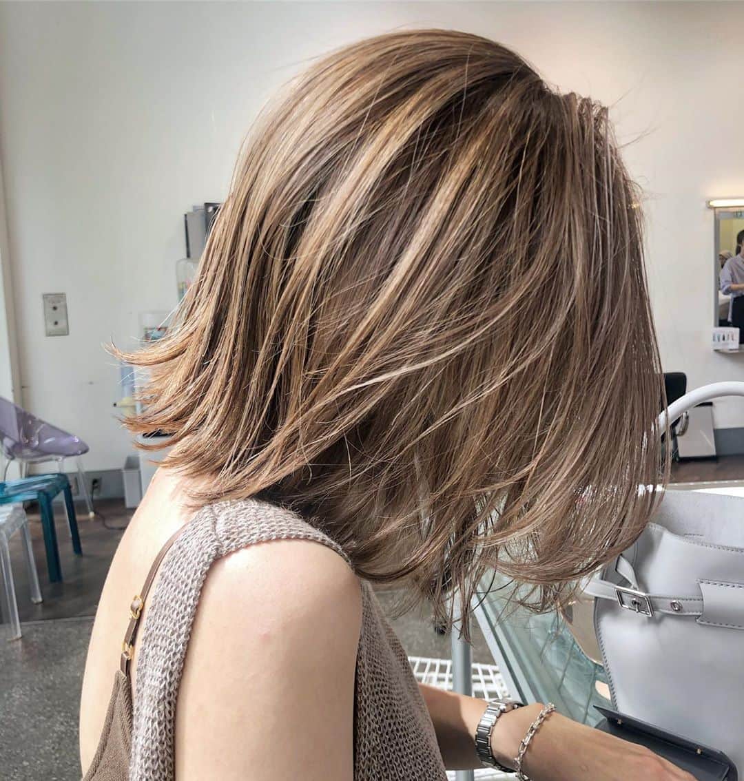 のインスタグラム：「【超リアル海外ヘアー / バレイライト】 海外志向なお客様へ. 最近オススメのキャメルベージュです！  #SHIMA#ハイライト#バレイライト#バレイヤージュ#海外ヘアー」