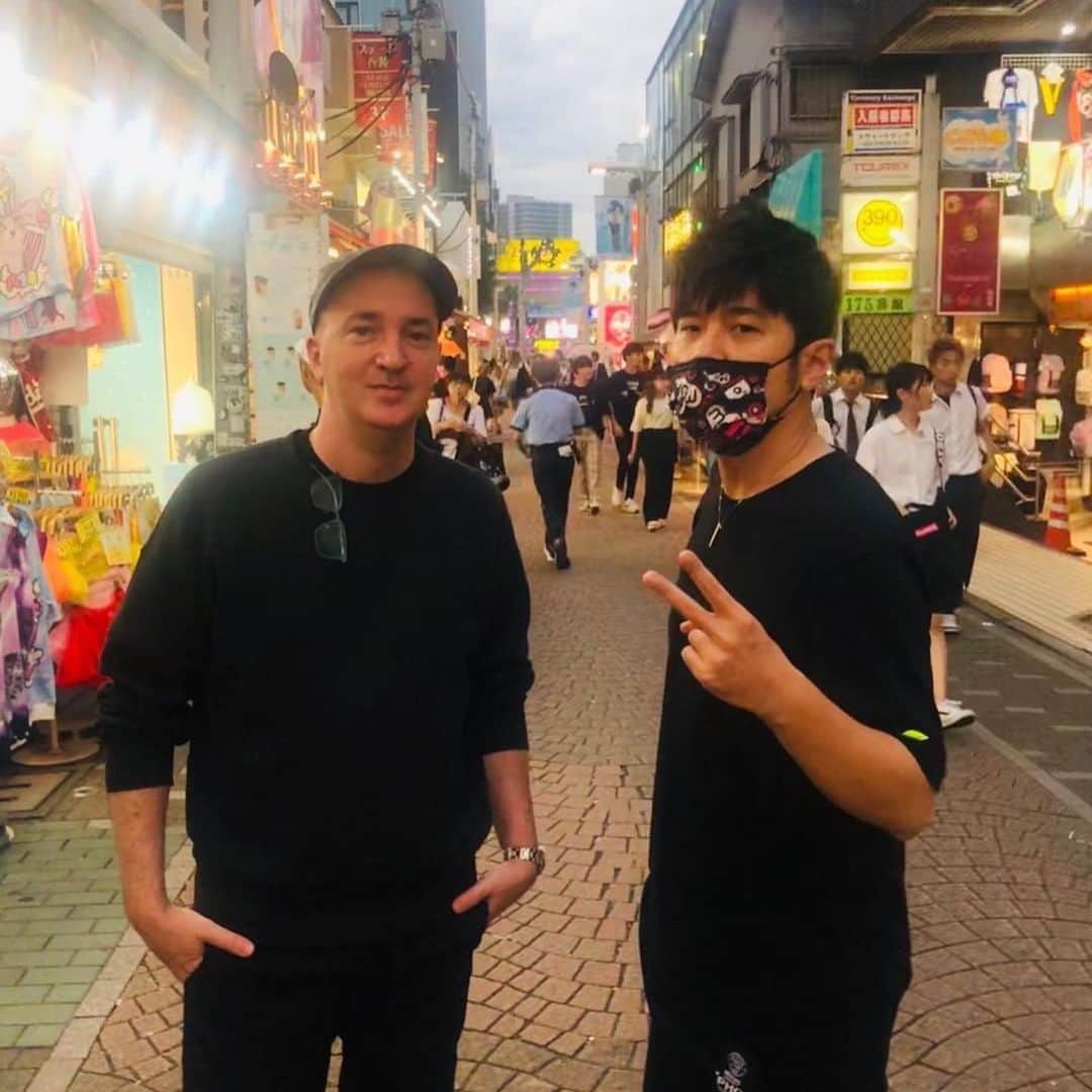 KAWSONEさんのインスタグラム写真 - (KAWSONEInstagram)「I haven’t wandered the streets of Tokyo aimlessly in a long time. Fun catching up @jaychou  #Repost @jaychou ・・・ Our objective today was to walk from #harajuku to #shibuya ✌🏻Thank u for sharing and taking me on a trip down memory lane @kaws #kawsholiday 😁 #jayholiday 😆」7月20日 8時29分 - kaws