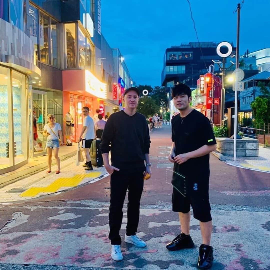 KAWSONEさんのインスタグラム写真 - (KAWSONEInstagram)「I haven’t wandered the streets of Tokyo aimlessly in a long time. Fun catching up @jaychou  #Repost @jaychou ・・・ Our objective today was to walk from #harajuku to #shibuya ✌🏻Thank u for sharing and taking me on a trip down memory lane @kaws #kawsholiday 😁 #jayholiday 😆」7月20日 8時29分 - kaws