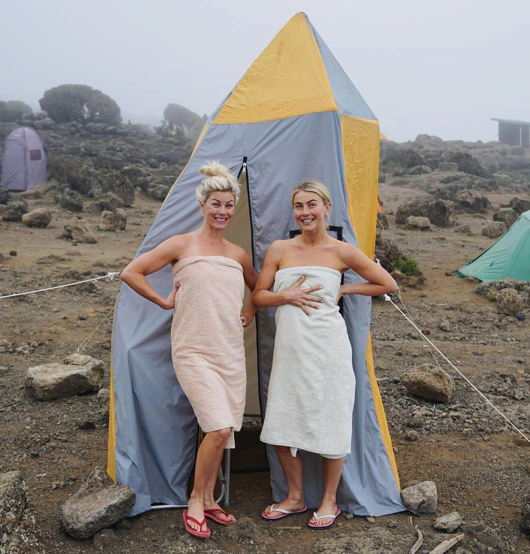 ジュリアン・ハフさんのインスタグラム写真 - (ジュリアン・ハフInstagram)「Shower time at camp 😂 Spending this time with Marabeth has been so important and special. We didn’t grow up like normal sisters... She moved away at 15, before I moved away at 10, so now we are reconnecting as adults (and have been for the past 10 yrs) and developing our relationship in a different way. Our way. Doing things like this has brought us closer (literally!). I look up to her so much and am so happy to be sharing this experience with her :)」7月20日 8時30分 - juleshough