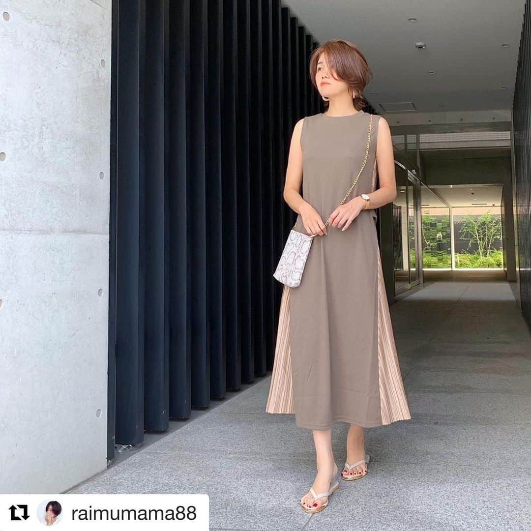 ショップにこにこさんのインスタグラム写真 - (ショップにこにこInstagram)「#Repost @raimumama88 with @get_repost ・・・ ☆2019.07.19☆ . . @shopnikoniko の バックプリーツワンピース . . 普通のノースリワンピだけど バックプリーツになってるから綺麗めに着れちゃう♡  着心地も良くて涼しい〜🍃 . . ＼ZOZOTOWN店限定！／ バックプリーツワンピースが タイムセール 3,239円 → 2,678円 .  期間:7月19日(金)13:00 ～ 7月24日(火)10:59 お得な機会にぜひゲットしてね！ . . ＿＿＿＿＿＿＿＿＿＿ . one-piece.bag… @shopnikoniko  sandal… @rubia_moda . ＿＿＿＿＿＿＿＿＿＿ . #ショップにこにこ_zozotown #バックプリーツ #バックプリーツワンピース#ワンピース #パイソン柄 #チェーンバッグ #rubia_mada #ビーサン #fashion #ponte_fashion #スナップミー #mineby3mootd #4yuuu #4meee #ootd_kob #mery #locari #lucrajp #일상코데 #패션스타그램 #大人カジュアル #プチプラファッション #アラフィフ #アラフォーコーデ #夏コーデ #きれいめカジュアル #お洒落さんと繋がりたい」7月20日 8時31分 - shopnikoniko