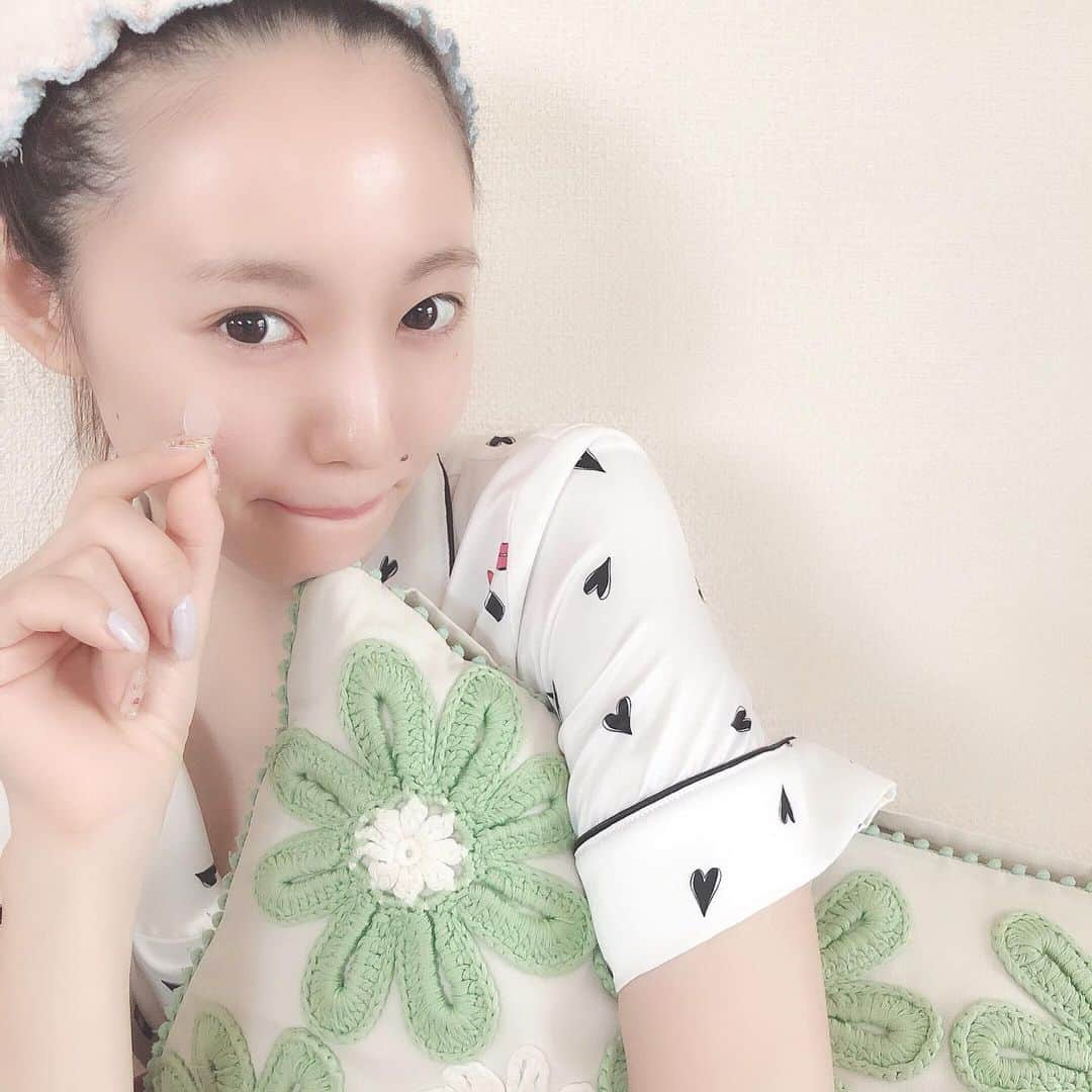 白岩まちこさんのインスタグラム写真 - (白岩まちこInstagram)「≫≫🧖🏻‍♀️...𝐬𝐤𝐢𝐧 𝐜𝐚𝐫𝐞 ㅤㅤㅤㅤㅤㅤㅤㅤㅤㅤㅤㅤㅤ  この前紹介した、アクロパスACケア🧖🏻‍♀️✨ (@fun_and_natural) ㅤㅤㅤㅤㅤㅤㅤㅤㅤㅤㅤㅤㅤ ㅤㅤㅤㅤㅤㅤㅤㅤㅤㅤㅤㅤㅤ ㅤㅤㅤㅤㅤㅤㅤㅤㅤㅤㅤㅤㅤ ニキビが出来た時用の救世主🦸🏻‍♀️🦸🏻‍♂️✨ ㅤㅤㅤㅤㅤㅤㅤㅤㅤㅤㅤㅤㅤ ㅤㅤㅤㅤㅤㅤㅤㅤㅤㅤㅤㅤㅤ 使ってみたら使用感教えてほしいと コメントいただいたんやけど、 使う時がやって参りました🤮‼️ㅤㅤㅤㅤㅤㅤㅤㅤㅤㅤㅤㅤㅤ ㅤㅤㅤㅤㅤㅤㅤㅤㅤㅤㅤㅤㅤ  毛穴の詰まりがあったから、爪でギューって やったら、そのままニキビになった😩😩😩←絶対やったらアカンやつwww ㅤㅤㅤㅤㅤㅤㅤㅤㅤㅤㅤㅤㅤ ㅤㅤㅤㅤㅤㅤㅤㅤㅤㅤㅤㅤㅤ ㅤㅤㅤㅤㅤㅤㅤㅤㅤㅤㅤㅤㅤ ㅤㅤㅤㅤㅤㅤㅤㅤㅤㅤㅤㅤㅤ 🌿ティーツリー配合の消毒シート ㅤㅤㅤㅤㅤㅤㅤㅤㅤㅤㅤㅤㅤ ㅤㅤㅤㅤㅤㅤㅤㅤㅤㅤㅤㅤㅤ 🌿マイクロニードルパッチ  ニキビの上に貼るパッチ  ㅤㅤㅤㅤㅤㅤㅤㅤㅤㅤㅤㅤㅤ 🌿デイケアパッチ  肌呼吸はそのまま、ニキビの赤みをカバーしてくれるパッチ ㅤㅤㅤㅤㅤㅤㅤㅤㅤㅤㅤㅤㅤ ㅤㅤㅤㅤㅤㅤㅤㅤㅤㅤㅤㅤㅤ まずは消毒シートで拭き拭き。 ㅤㅤㅤㅤㅤㅤㅤㅤㅤㅤㅤㅤㅤ これはめっちゃ消毒液のニオイぷんぷんしますねー。 ㅤㅤㅤㅤㅤㅤㅤㅤㅤㅤㅤㅤㅤ 消毒液がシートにヒタヒタで、顔全体拭けるぐらい😯🤟🏻ㅤㅤㅤㅤㅤㅤㅤㅤㅤㅤㅤㅤ ㅤㅤㅤㅤㅤㅤㅤㅤㅤㅤㅤㅤㅤ ㅤㅤㅤㅤㅤㅤㅤㅤㅤㅤㅤㅤㅤ ㅤㅤㅤㅤㅤㅤㅤㅤㅤㅤㅤㅤㅤ んで、その上にマイクロニードルパッチをON🧖🏻‍♀️✨ ㅤㅤㅤㅤㅤㅤㅤㅤㅤㅤㅤㅤㅤ ㅤㅤㅤㅤㅤㅤㅤㅤㅤㅤㅤㅤㅤ このまま寝て、朝起きたら... ㅤㅤㅤㅤㅤㅤㅤㅤㅤㅤㅤㅤㅤ ㅤㅤㅤㅤㅤㅤㅤㅤㅤㅤㅤㅤㅤ ニキビがフヤフヤになってたー🤣🤣🤣‼️ ㅤㅤㅤㅤㅤㅤㅤㅤㅤㅤㅤㅤㅤ ㅤㅤㅤㅤㅤㅤㅤㅤㅤㅤㅤㅤㅤ  1日でニキビが小さくなってて、 なんかフヤフヤになってたんやけど、 もう少ししたら治りそう😍👏🏻 ㅤㅤㅤㅤㅤㅤㅤㅤㅤㅤㅤㅤㅤ ㅤㅤㅤㅤㅤㅤㅤㅤㅤㅤㅤㅤㅤㅤㅤㅤㅤㅤㅤㅤㅤㅤㅤㅤㅤ ㅤㅤㅤㅤㅤㅤㅤㅤㅤㅤㅤㅤㅤ 恐るべきっ☺️👏🏻❤️ ㅤㅤㅤㅤㅤㅤㅤㅤㅤㅤㅤㅤㅤ ㅤㅤㅤㅤㅤㅤㅤㅤㅤㅤㅤㅤㅤ ㅤㅤㅤㅤㅤㅤㅤㅤㅤㅤㅤㅤㅤ 日中もケアしながらメイクも出来ちゃうㅤ デイケアパッチも入りやし、怖いもんなし🥰！ ㅤㅤㅤㅤㅤㅤㅤㅤㅤㅤㅤㅤㅤ  ㅤㅤㅤㅤㅤㅤㅤㅤㅤㅤㅤㅤㅤ  どスッピンも載せてごめんね🙏🏻 ㅤㅤㅤㅤㅤㅤㅤㅤㅤㅤㅤㅤㅤ ㅤㅤㅤㅤㅤㅤㅤㅤㅤㅤㅤㅤㅤ ㅤㅤㅤㅤㅤㅤㅤㅤㅤㅤㅤㅤㅤ おでこ輝いてる、、、笑笑 ㅤㅤㅤㅤㅤㅤㅤㅤㅤㅤㅤㅤㅤ ㅤㅤㅤㅤㅤㅤㅤㅤㅤㅤㅤㅤㅤ ㅤㅤㅤㅤㅤㅤㅤㅤㅤㅤㅤㅤㅤ ㅤㅤㅤㅤㅤㅤㅤㅤㅤㅤㅤㅤㅤ ㅤㅤㅤㅤㅤㅤㅤㅤㅤㅤㅤㅤㅤ  #白岩まちこ#スキンケア#すっぴん#すっぴん生活 #美肌#エイジングケア#アクロパス#アクロパスダイアモンド#置き画#すっぴん女子#リニューアル #お家エステ#お風呂あがり#セルフエステ #ゆらぎ肌#コスメ好きさんと繋がりたい #ツヤ肌#美肌になりたい#アンチエイジング #女子力アップ#自分磨き#ニキビ#ニキビケア #マイクロニードルパッチ#美容 #女子力向上委員会#美肌ケア#美活」7月20日 8時34分 - machichas