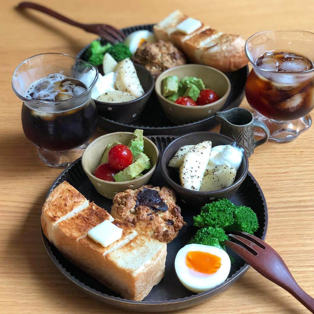 みかさんのインスタグラム写真 - (みかInstagram)「2019.7.20  おはようございます  今日のあさごはんは * ・厚切りトースト ・チョコ&紅茶スコーン ・ゆでたまご ・トマトとアボカドのマリネ ・桃のアールグレイマリネ ヨーグルト添え ・アイスコーヒー *  今朝はうぐいすと穀雨さんの 食パン、まいにち を厚切りにして トーストに、スコーンも❤︎ はぁぁ、たまらない😭 *  海外出張から帰宅した 夫向けにやっぱり和食が いいのかな？と聞いたら パンとか食べなかったから パンでも！と。 日本の食べ物やっぱり最高！と なりました。 *  去年からずっと作ってみたかった 桃のアールグレイマリネ。 これ絶品✨美味しい😋 アールグレイの香りふわわんと たまらないー！！ これはリピート決定。 *  今朝は朝ラン部集合で🏃‍♀️ 5.41km29.31min 湿度が、で大汗💦💦 でもなかなかいい調子。 *  兄さんは今日も学校〜 いよいよ明日から夏休み！で 張り切ってもう宿題始めてた💦 今年から自由研究が無くなり ママ達みんな大喜びで😂 *  #あさごはん#朝ごはん#朝食#朝ごパン#うぐいすと穀雨#桃のアールグレイマリネ#ワンプレート#食パン#トースト#アトリエキウト#breakfast#morning#cooking#peach#toast#igersjp#locari#yutakana_syokutaku#macaronimate#朝時間#朝美人アンバサダー#おうちごはん#おうちごはん記録#フーディーテーブル#朝活#朝ラン記録#朝ラン#ランニング女子」7月20日 8時36分 - mikasko