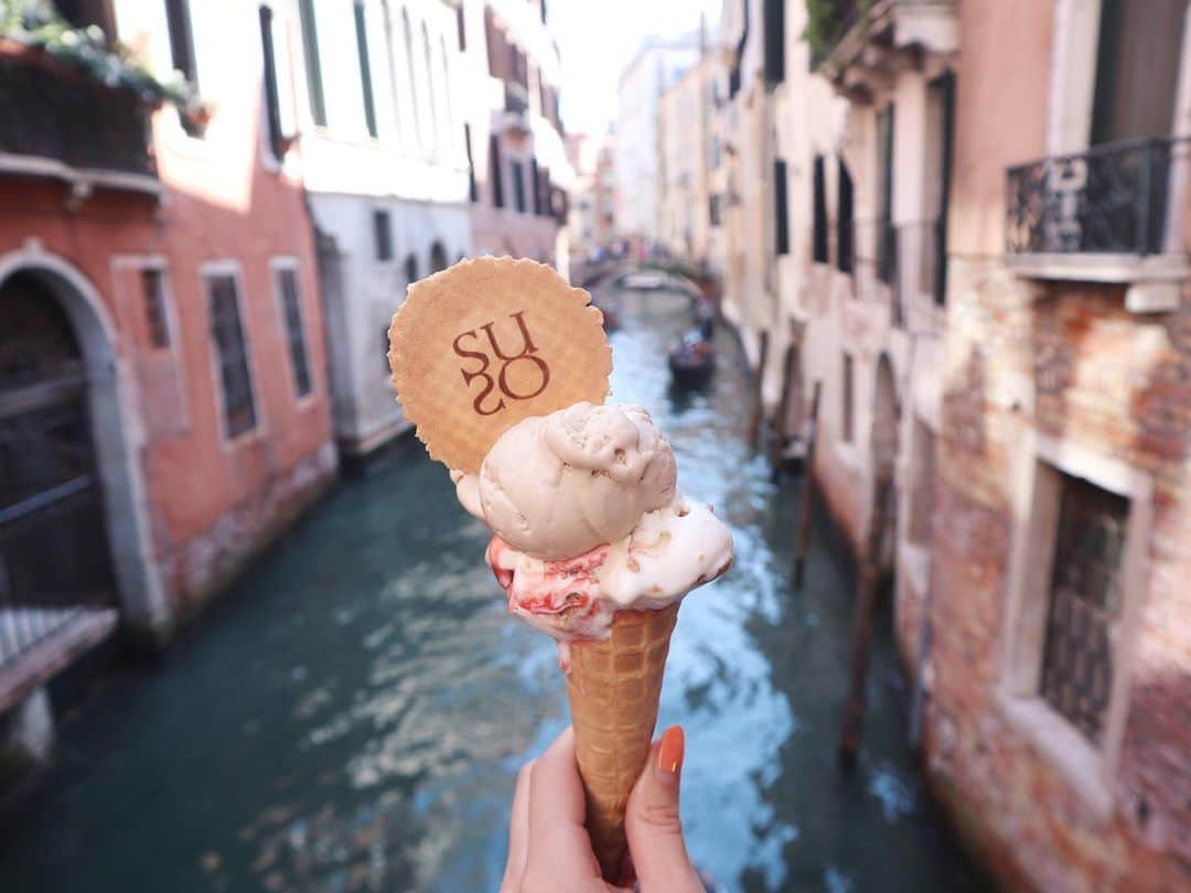 石黒美帆さんのインスタグラム写真 - (石黒美帆Instagram)「* * 行列の絶えないジェラート屋さん😋🍓 * * #venezia#veneziagram#italy#italytravel#summervacation#tabijyo#susogelato#ベネチア#イタリア#イタリア旅行#海外旅行#夏休み#ジェラート」7月20日 8時37分 - miho_ishiguro