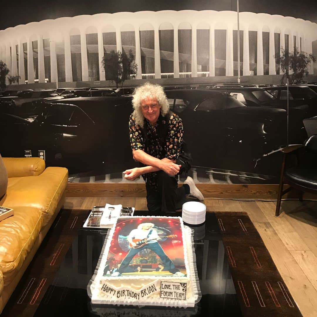 ブライアン・メイさんのインスタグラム写真 - (ブライアン・メイInstagram)「Driving in to DEFINITELY one of my favourite venues in the entire world - what a treat for my birthday - and - guys, you pulled out all the stops ! Bless ya, Forum peeps ! Bri」7月20日 8時44分 - brianmayforreal