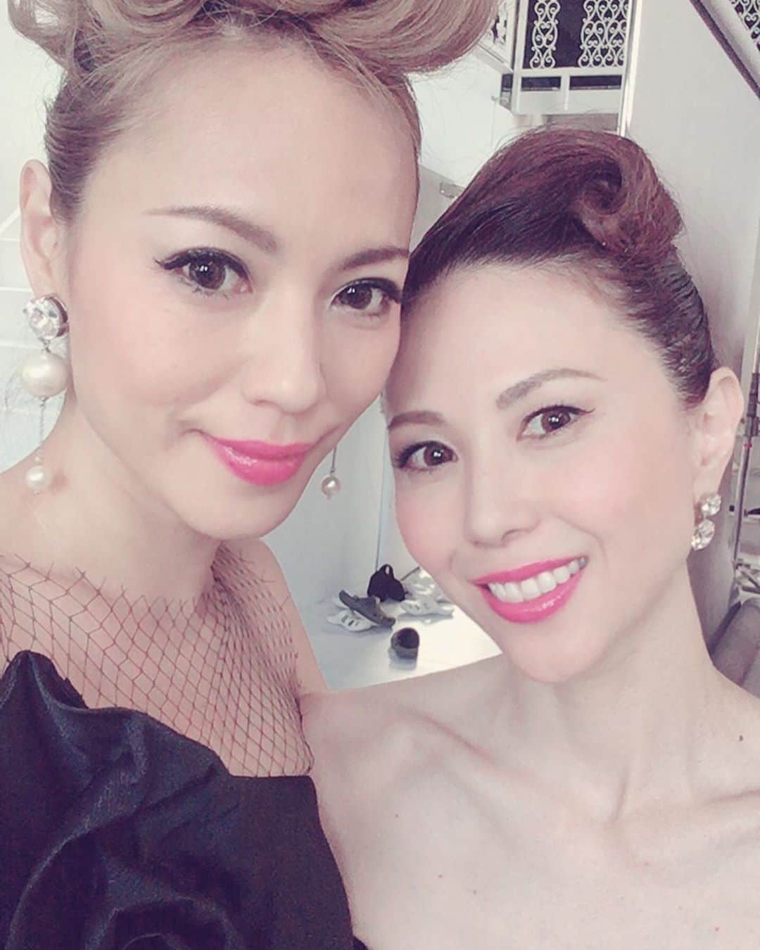 のインスタグラム：「お互いの イケてる角度を アゲあい・褒めあい・探しあい 写真を撮りあう 幸せな方々、笑 撮影合間の時間の過ごしかたは 20代の時と 変わってませーん♡ 7/31 release new album NEW EDITION Ⅱ 〜MAXIMUM HITS〜の off shotから！ #MAX#NANA#LINA #neweditionⅡ #newalbum #アゲあい褒めあい探しあい さ、今日は BON DISCO@神田明神 皆さん楽しんでいきましょー！」