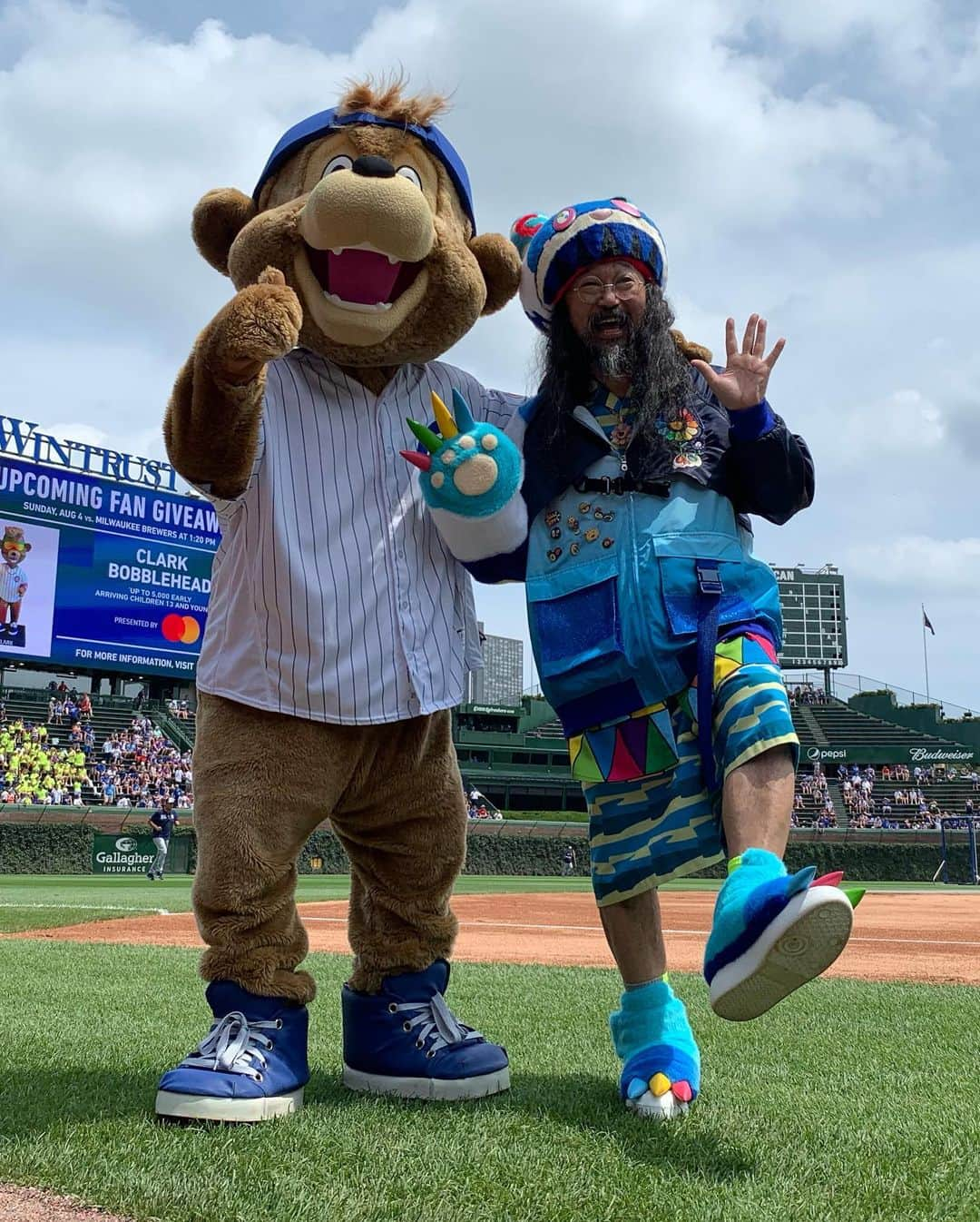 村上隆さんのインスタグラム写真 - (村上隆Instagram)「@complexcon @cubs  I was very excited to be in an American baseball field for the very first time in my life! Photo: Steve Green/Chicago Cubs」7月20日 9時06分 - takashipom