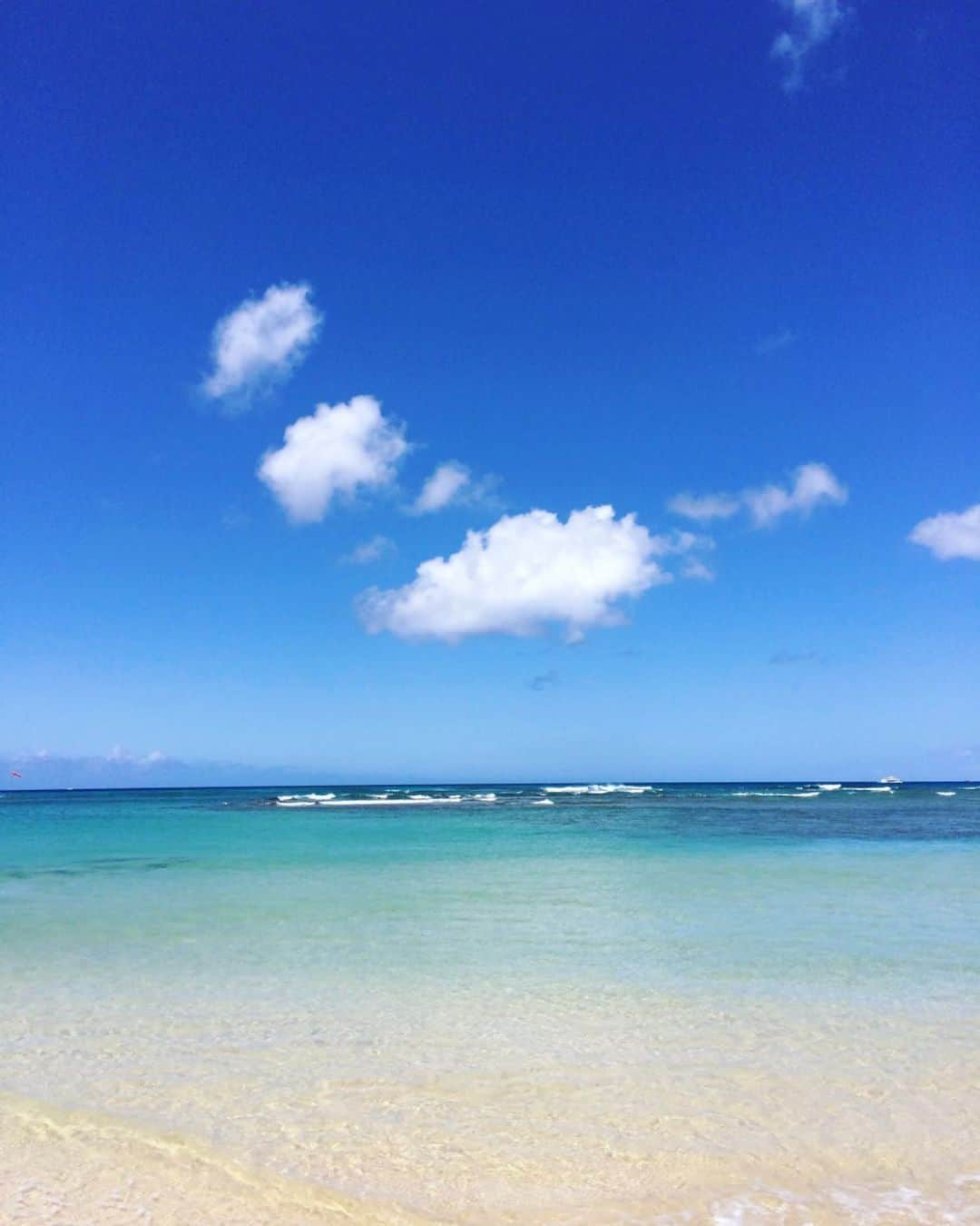 出雲阿国さんのインスタグラム写真 - (出雲阿国Instagram)「癒しと浄化のパワスポ ハワイの カヴェヘヴェヘ❤️ カヴェヘヴェヘは 古代ハワイアンの人々が 病気や怪我を治す目的で 水浴びした 癒しのパワーを持つ スピリッチュアルなスポット。  心身を癒してくれる 場所。  今日から土用期間突入！！ 水星も逆行してる。  普段よりしっかり意識して 気持ちと環境を整えて 安定させていきたいし  もう、 今の時期 悩むのやめる、くらいの 気持ちでいても いたらいいかも。 (大事なことは考えた方がいいけどね。笑)  揺れずに考え過ぎずに。  今日は 意識的に 「悩まない」「浄化する」「ネガティヴと距離置く」と良さそう。  という事で  #ハワイ #hawaii #カヴェヘヴェヘ  #癒しと浄化の海 #パワースポット  今日は心にこんな風景を持ちながら。  #ずもさん #ずも姉 #開運ずもトラベル #happy #おすそ分け」7月20日 9時10分 - izumonookuni