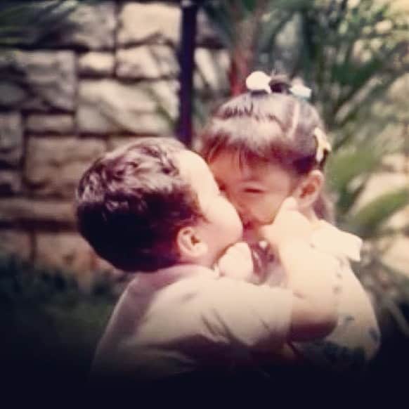 ラライン・シャーのインスタグラム：「My first kiss 🤣 My brother’s first love was obviously me! 😂 #flashbackfridays」