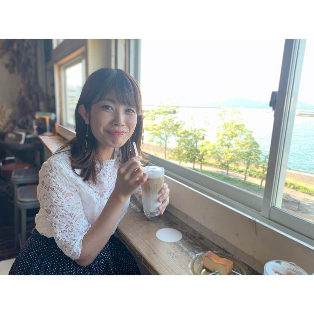 梅山茜さんのインスタグラム写真 - (梅山茜Instagram)「. ＊素敵な休日、、🌱＊ . 先日お隣の県、香川県に遊びに行ってきました🚙💨 久しぶりの香川〜！ 今回はうどんは食べずにおしゃれなカフェへ☕️🍰 この日はすっごくお天気もよかったし 目の前には綺麗な海が広がっていて すごく素敵なロケーションでした🏝 店内もドライフラワーやスモークツリーなど 可愛い草花でいっぱい💐 頂いたカフェラテもチーズケーキも 最高においしかったです☺️💕 おしゃれな空間で美味しいものを食べられるって本当に幸せ😚 すごく楽しかったです！ やっぱりお出かけってだいすき💕 昔から超アウトドア派なのです🌞 またいろんな所行きたいなあ〜🚘 . #ゴジカル#女子アナ#アナウンサー#四国放送#四国#徳島#高知#愛媛#香川#徳島カフェ#高知カフェ#香川カフェ#愛媛カフェ#カフェ#カフェ巡り#うどん県#チーズケーキ#北浜カフェ#北浜アリー#オシャレ#ドライフラワー#誕生日」7月20日 9時18分 - umeyama_akane