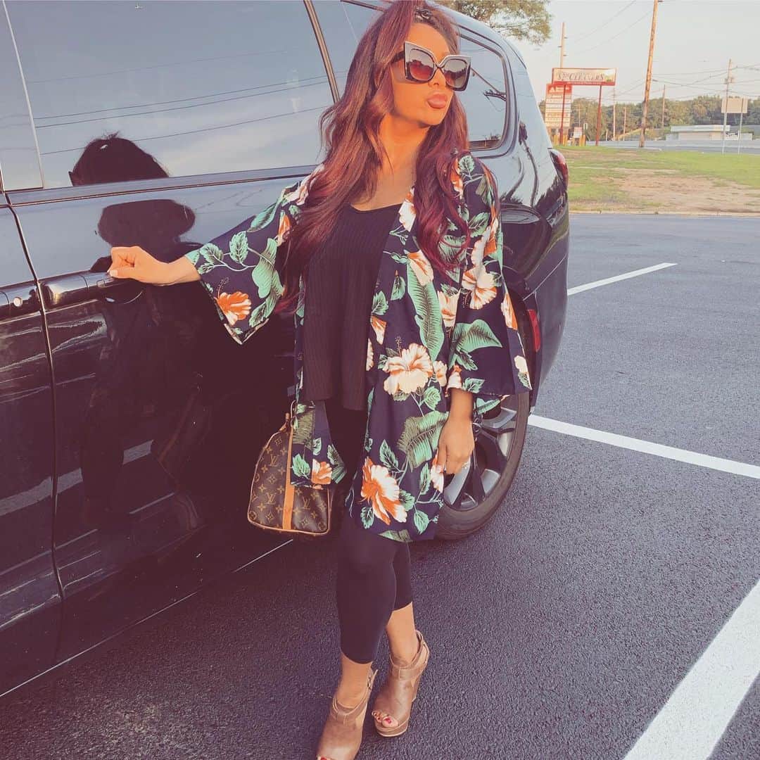 ニコール・ ポリッツィのインスタグラム：「Mother of tres 😎 #MiniVanLife」