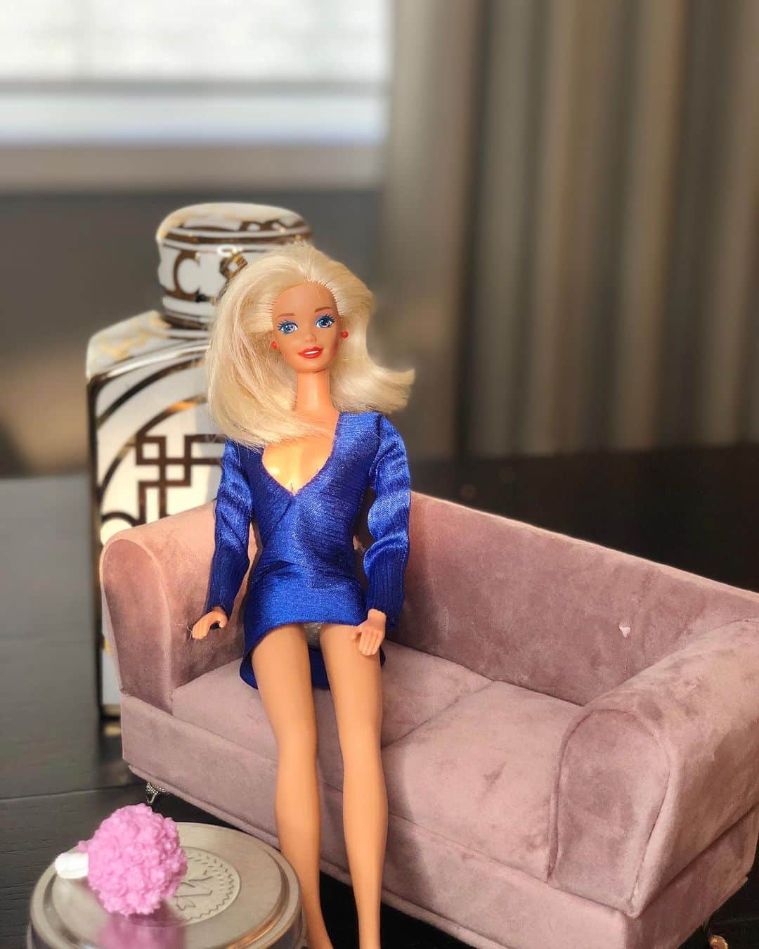 ヘザー・マクドナルドのインスタグラム：「Did you bitches see part 1 of the #RHOBH Reunion? And I don’t appreciate this shot. A lady always crosses her legs. Oh well enjoy the show. That’s show business!」