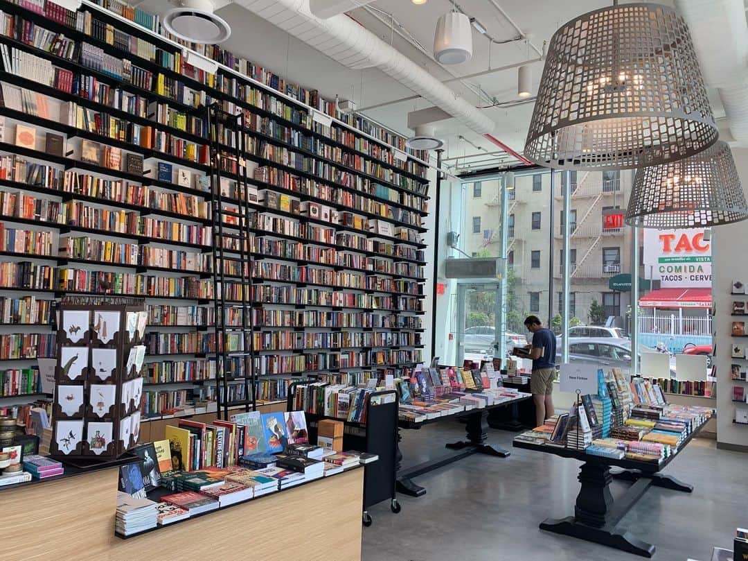 石村友見さんのインスタグラム写真 - (石村友見Instagram)「A Book Store in Brooklyn . 📍The Center for Fiction 15 Lafayette Ave, Brooklyn, NY 11217 . 若手作家や子供の文学を応援する、 200年の歴史ある非営利団体。 . ハイレベルな古典文学から現代小説まで、選りすぐりの本が置かれ、さらに、同ビル内では世界的な作家から直接学べる作家のためのワークショップや、コミュニティメンバーには7万点の本の貸し出し、読書ラウンジ、作家勉強会など、読書と作家のための居心地よい “家” をコンセプトに運営をされている本屋さんです。 . 本屋の奥には、 図書館内の中でお茶？ の雰囲気を味わえるカフェが併設され、 奥には勉強できるイベントスペースや 作家のためのコミュニティスペース、 二階には特別ラウンジもあるようです。 . 大都市に 子どもの文学や 若手作家を育てる コミュニティーがあるなんて ニューヨークらしいです。 . 「地域全体で人を育てる」。 とてもステキなコンセプトですね。 . 海外で本を出されたい方は必見かもですよ😘 ———————- #book #bookstore #books #brooklyn #writer #published #workshop #novelist #newyork #brooklyn #ヨガ留学 #石村友見 #ゼロトレ #fiction #training #作家 #本 #本屋 #出版 #コミュニティ #文学」7月20日 9時41分 - tomomi.ishimura