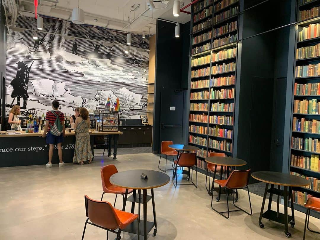 石村友見さんのインスタグラム写真 - (石村友見Instagram)「A Book Store in Brooklyn . 📍The Center for Fiction 15 Lafayette Ave, Brooklyn, NY 11217 . 若手作家や子供の文学を応援する、 200年の歴史ある非営利団体。 . ハイレベルな古典文学から現代小説まで、選りすぐりの本が置かれ、さらに、同ビル内では世界的な作家から直接学べる作家のためのワークショップや、コミュニティメンバーには7万点の本の貸し出し、読書ラウンジ、作家勉強会など、読書と作家のための居心地よい “家” をコンセプトに運営をされている本屋さんです。 . 本屋の奥には、 図書館内の中でお茶？ の雰囲気を味わえるカフェが併設され、 奥には勉強できるイベントスペースや 作家のためのコミュニティスペース、 二階には特別ラウンジもあるようです。 . 大都市に 子どもの文学や 若手作家を育てる コミュニティーがあるなんて ニューヨークらしいです。 . 「地域全体で人を育てる」。 とてもステキなコンセプトですね。 . 海外で本を出されたい方は必見かもですよ😘 ———————- #book #bookstore #books #brooklyn #writer #published #workshop #novelist #newyork #brooklyn #ヨガ留学 #石村友見 #ゼロトレ #fiction #training #作家 #本 #本屋 #出版 #コミュニティ #文学」7月20日 9時41分 - tomomi.ishimura