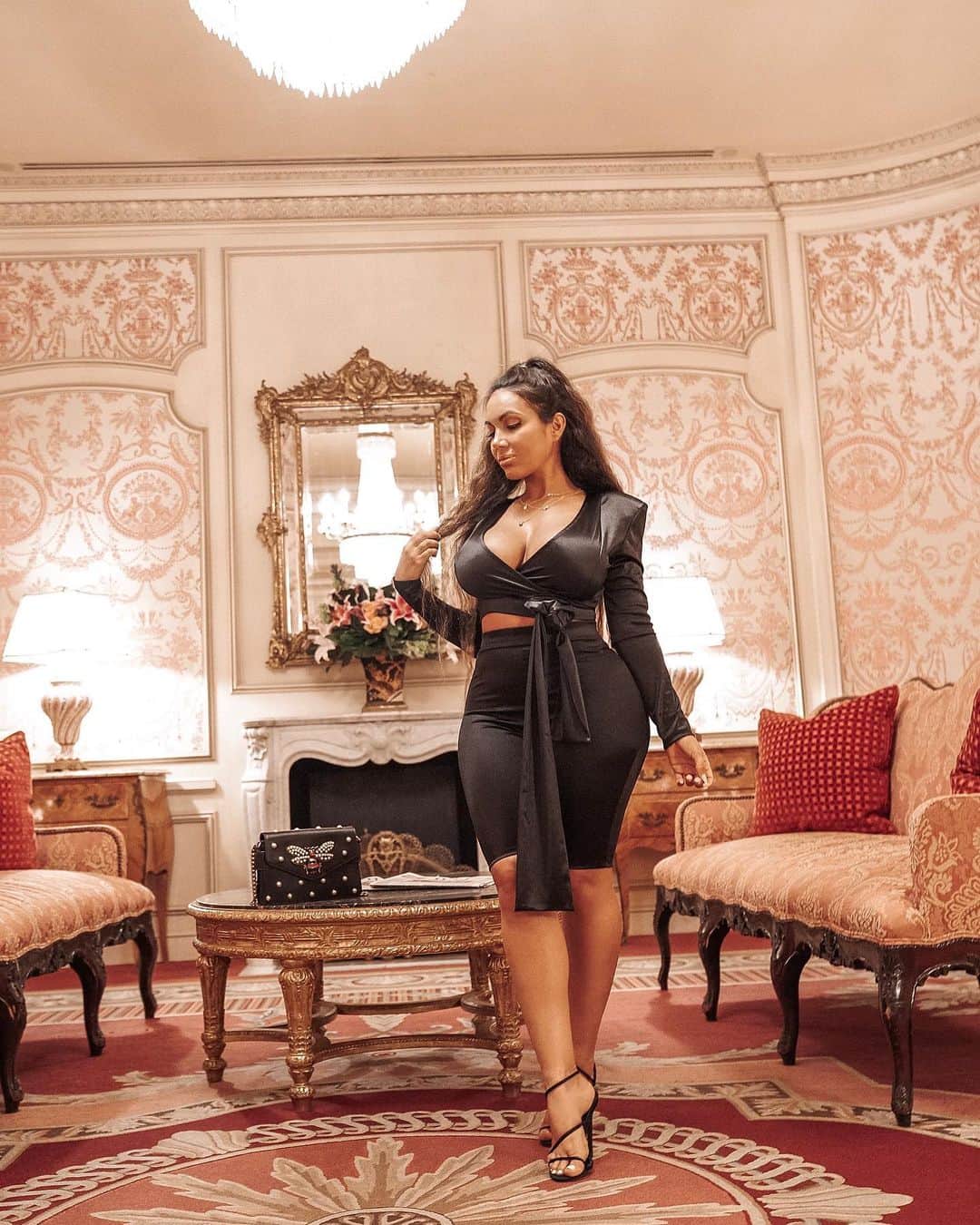 Aylen Aのインスタグラム：「Outfit @fashionnova 👑  Hey guys, If you could travel anywhere in the world, where would you go first? I have four weeks left in this semester 👩🏽‍⚕️ I want ideas where I should travel for my break :) Time for an adventure! 🛫」