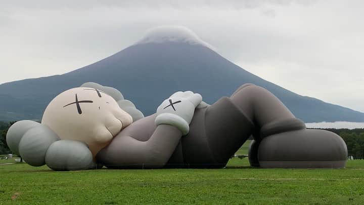 のインスタグラム：「. 🤩🤩“Shizuoka” prefecture in Japan is a place where you can see the most “phantastic” Mt. Fuji🗻 in the world.🤩 #富士山 #mtfuji #japan #shizuoka #fujinomiya  #phantastic420photography #mostphantasticmtfuji #selamatpagi  #goodmorning  #おはようございます 😇😇😇😇😇😇😇🗻😇😇 @kaws やっと逢えました😍🤩😋🤣 #kaws #kawsholiday Thanks @arr.allrightsreserved 😍」